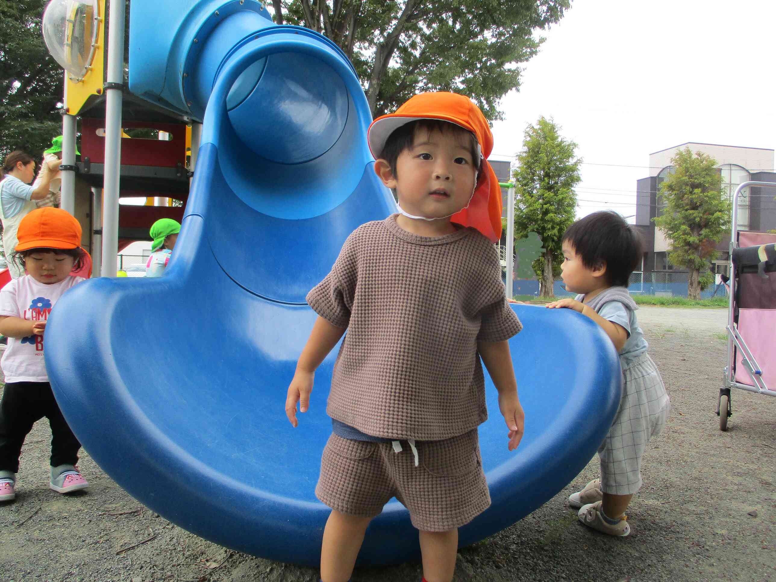 涼しくなったので、公園の遊具で遊びましょう