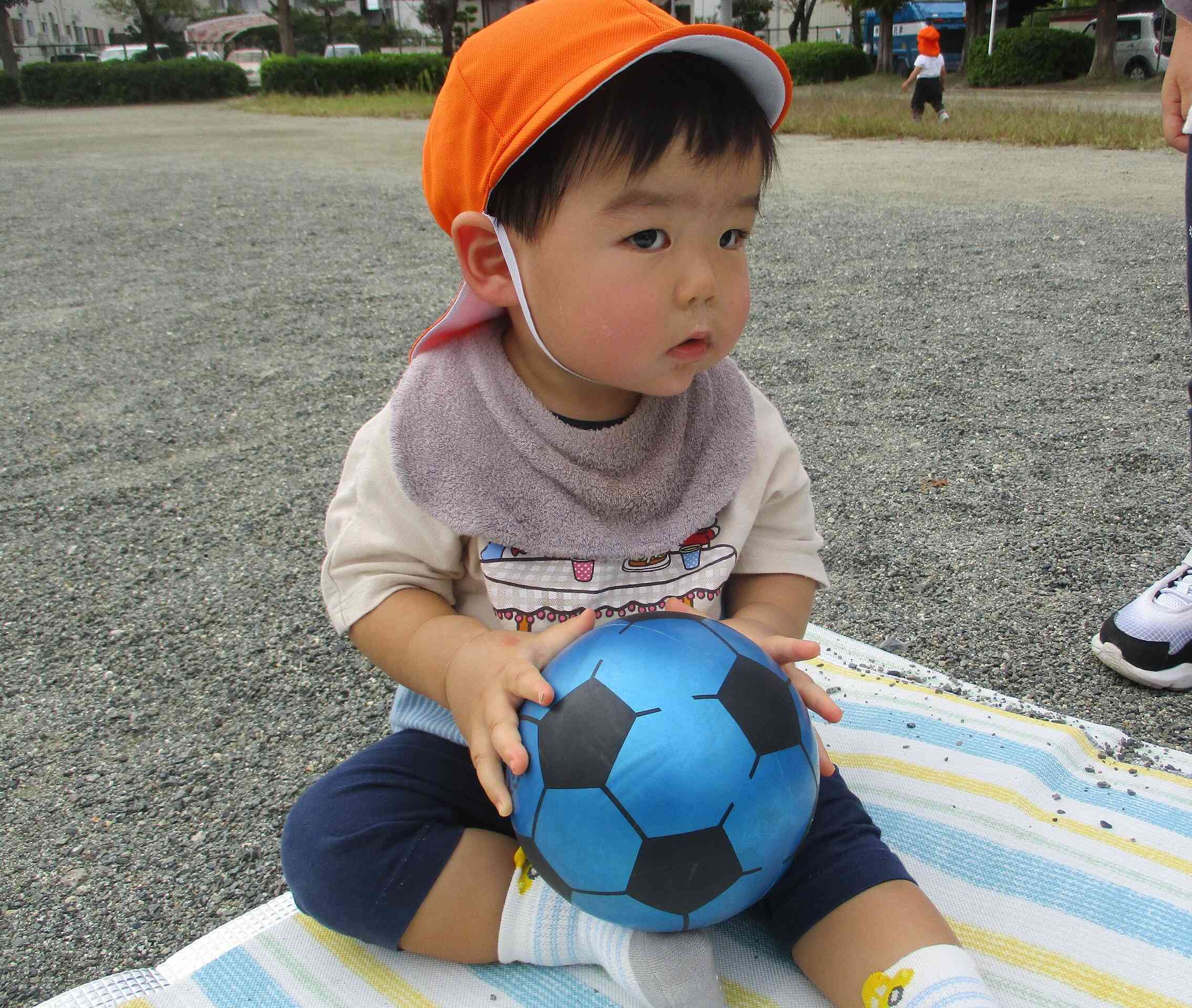 サッカーボール持ってみました