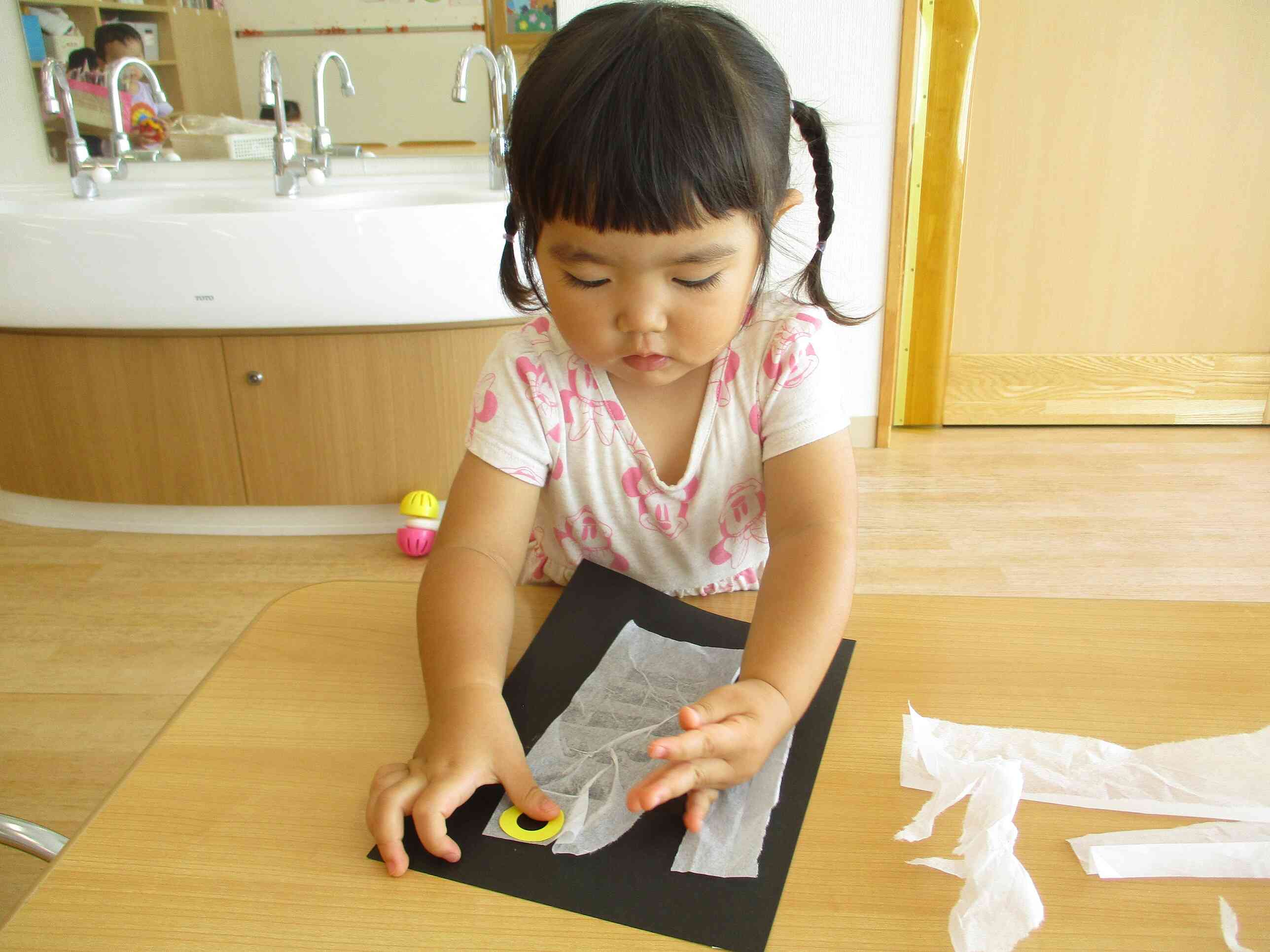 丁寧に、お化けちゃんの本体を貼りました