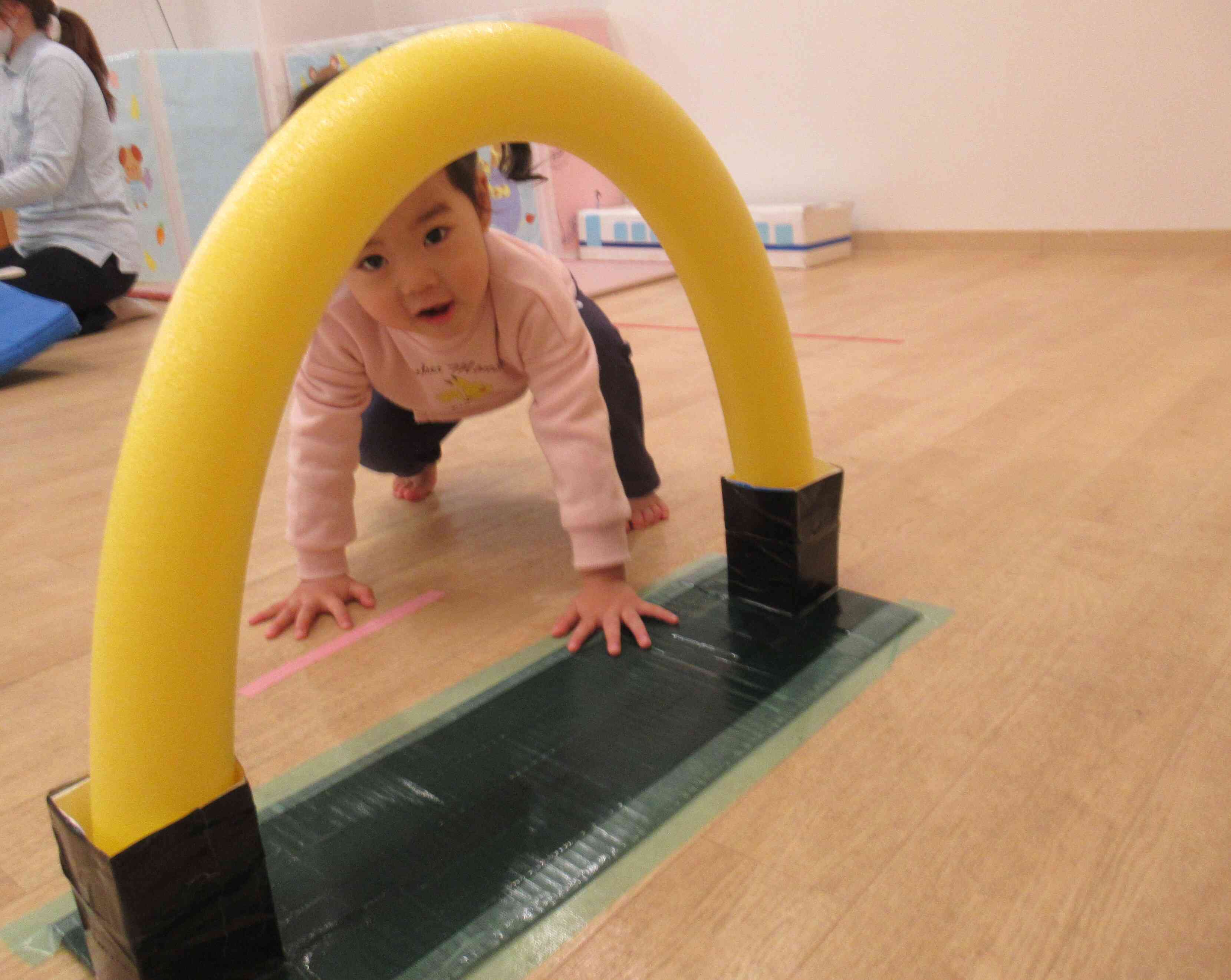 新しい手作りトンネルも大人気です。「とおれるかな~」
