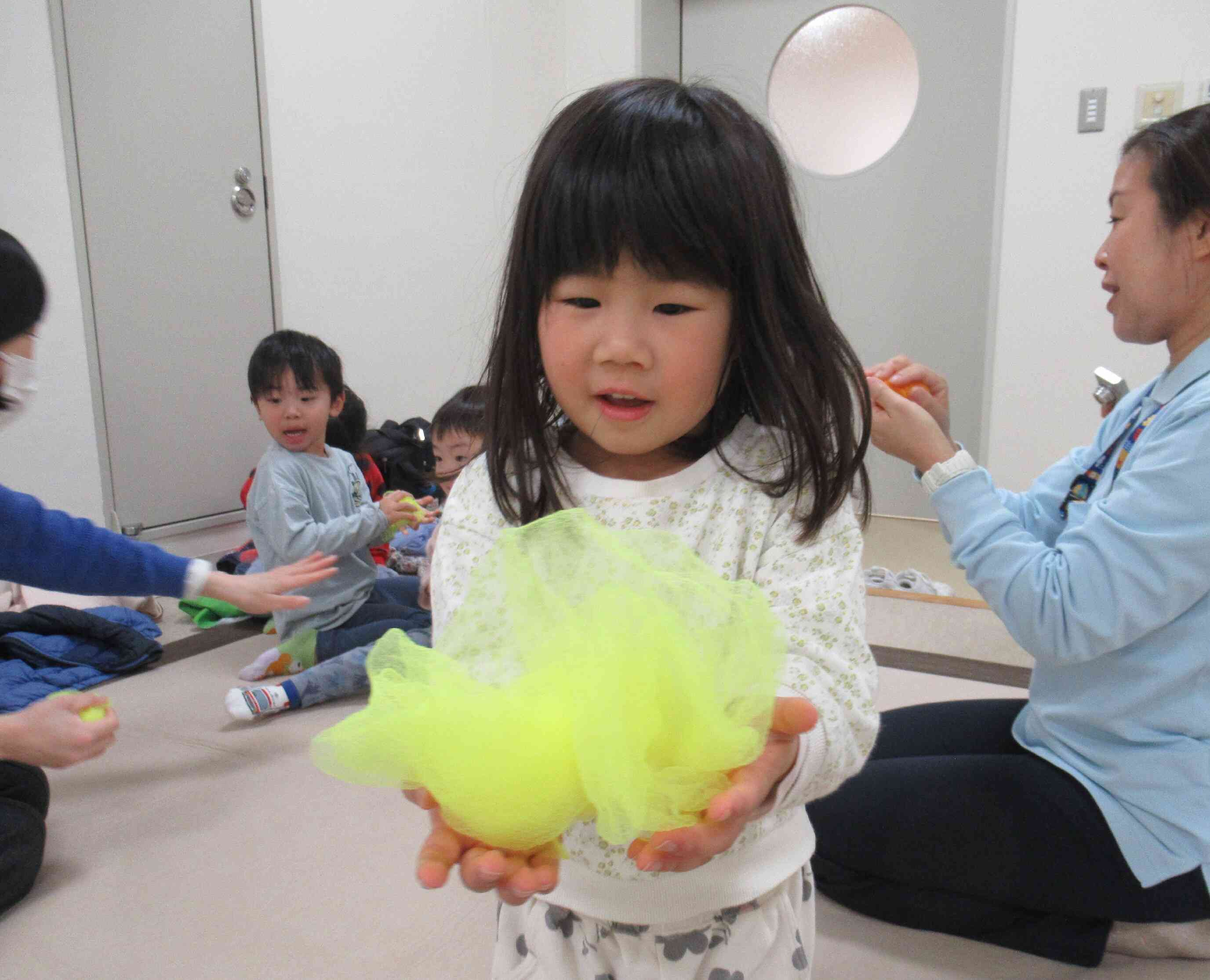 柔らかいスカーフを使っての手遊び歌「おはながわらった」では きれいな可愛いお花が咲いたね。