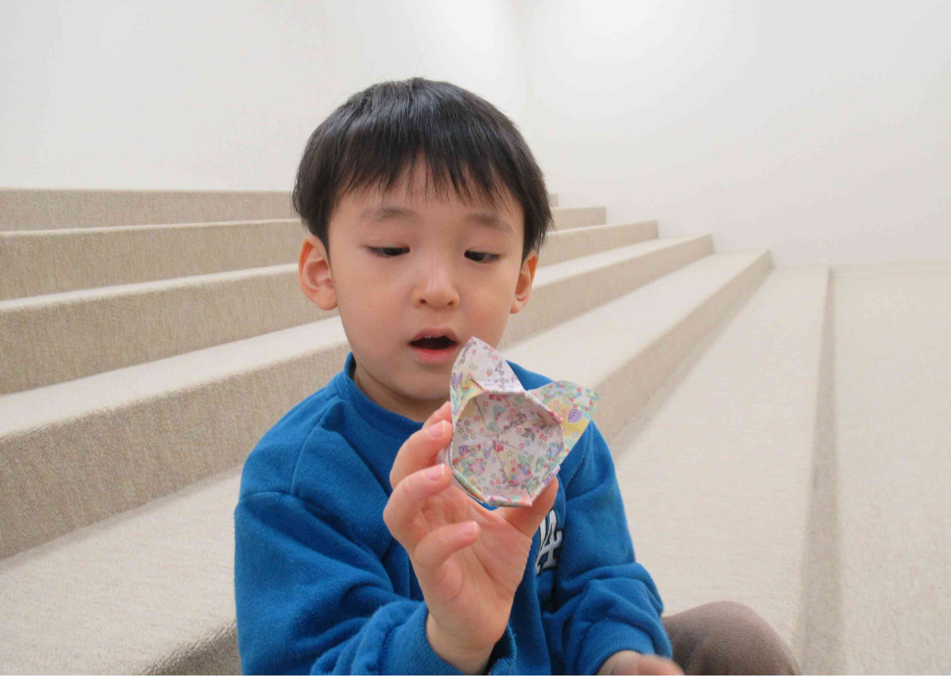 お土産に折り紙で作った「ねこの箱」をもらったね。 「ねこのみみだよ～」興味津々なTくんでした。いつも素敵なお土産に大喜びの子ども達でした。