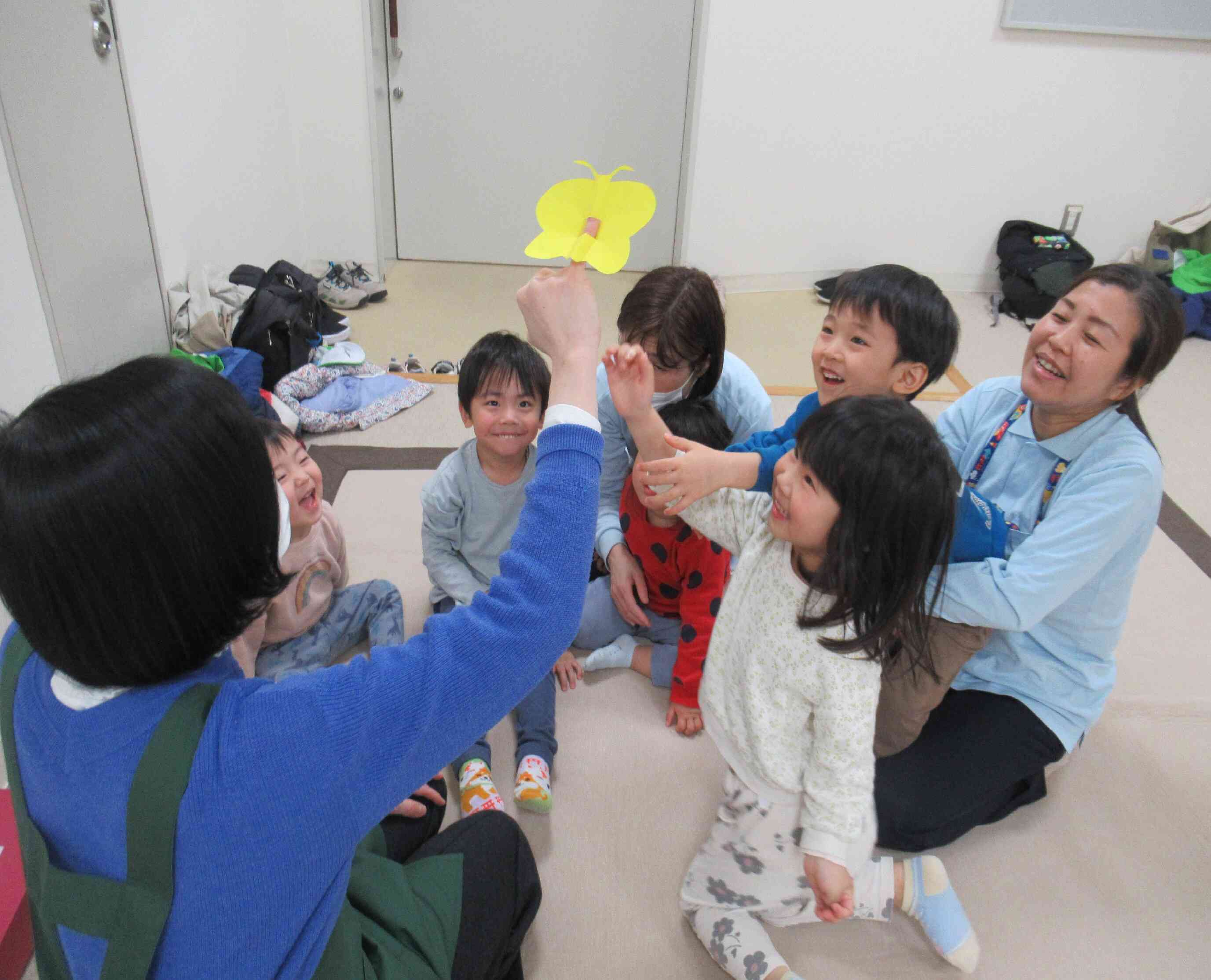 折り紙で作ったちょうちょが歌に合わせて飛んできたよ。 みんなの頭やお顔に飛んできたよ「ここにおいで～」