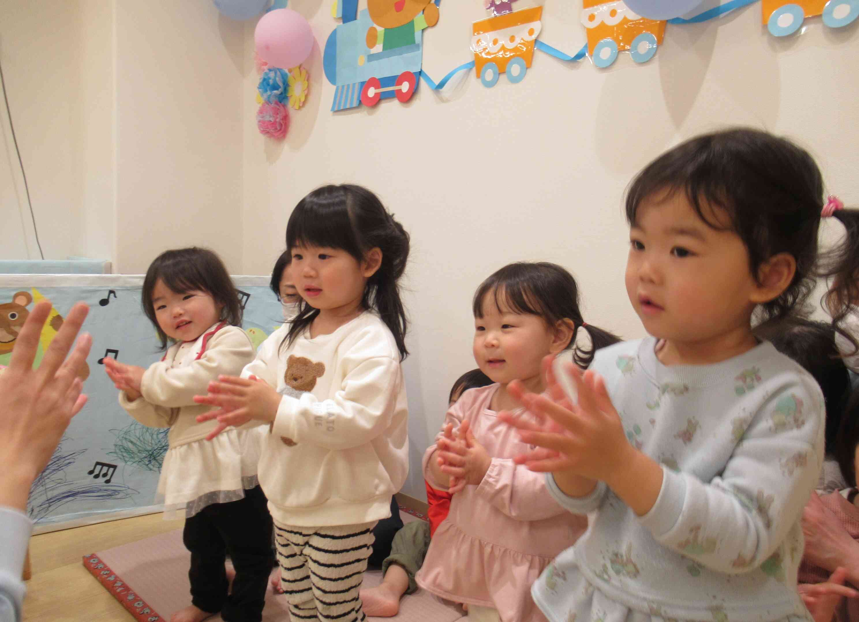 ♪たんぽぽ　さきました　ぱっ！　みんなで歌うと楽しいよ