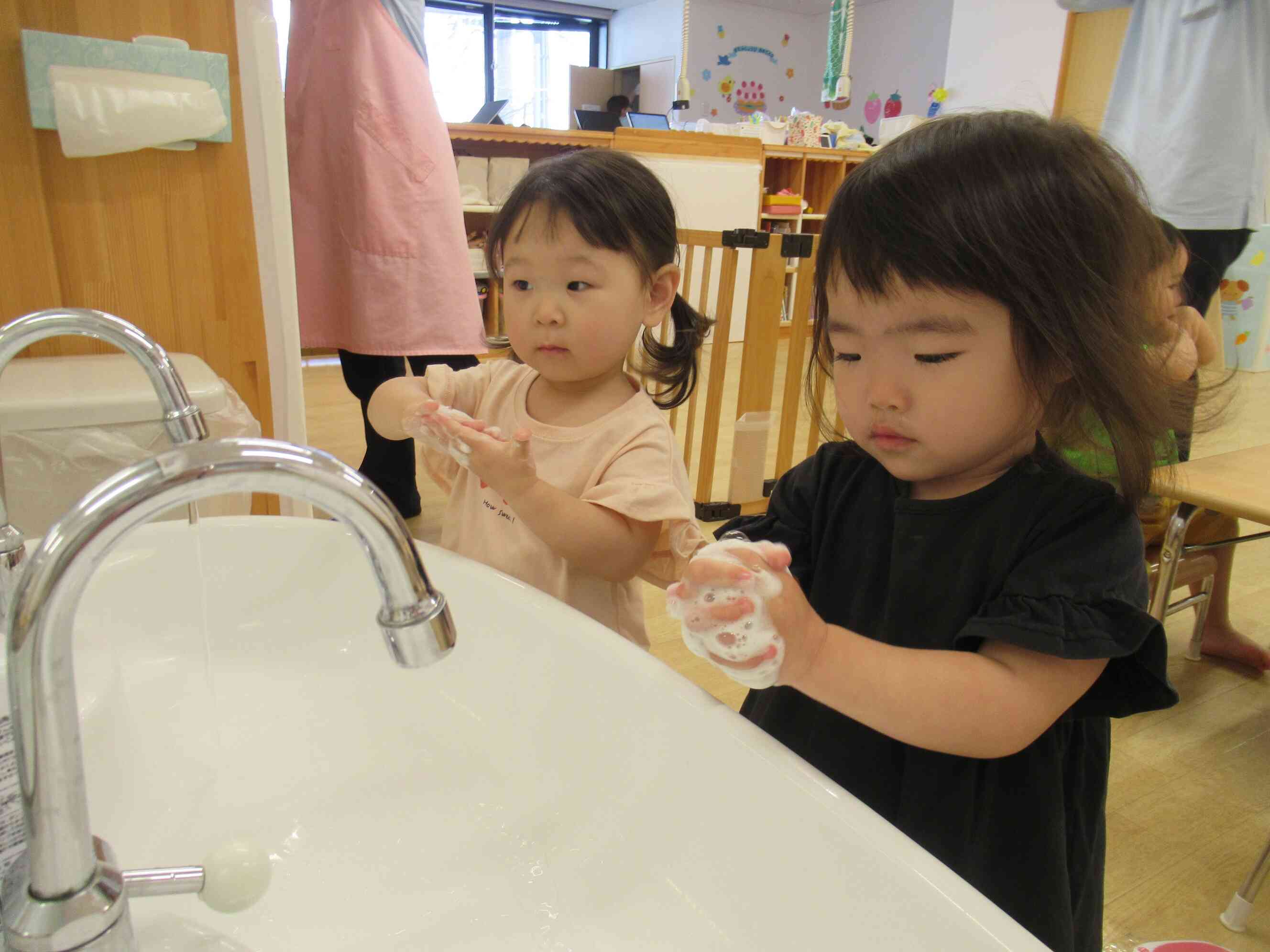 さあ、給食の時間だよ。手を洗おうね。