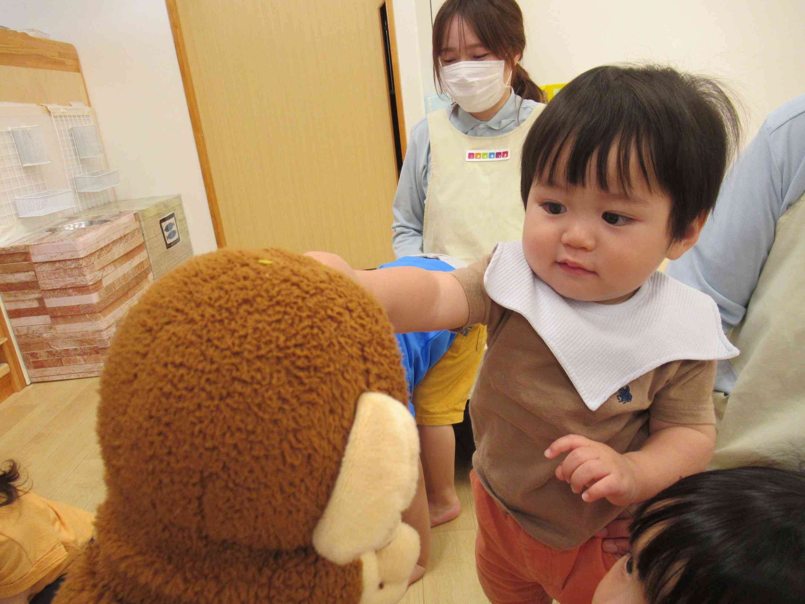 「モンタ、久しぶりだね！」嬉しそうにそっとタッチするWくん。