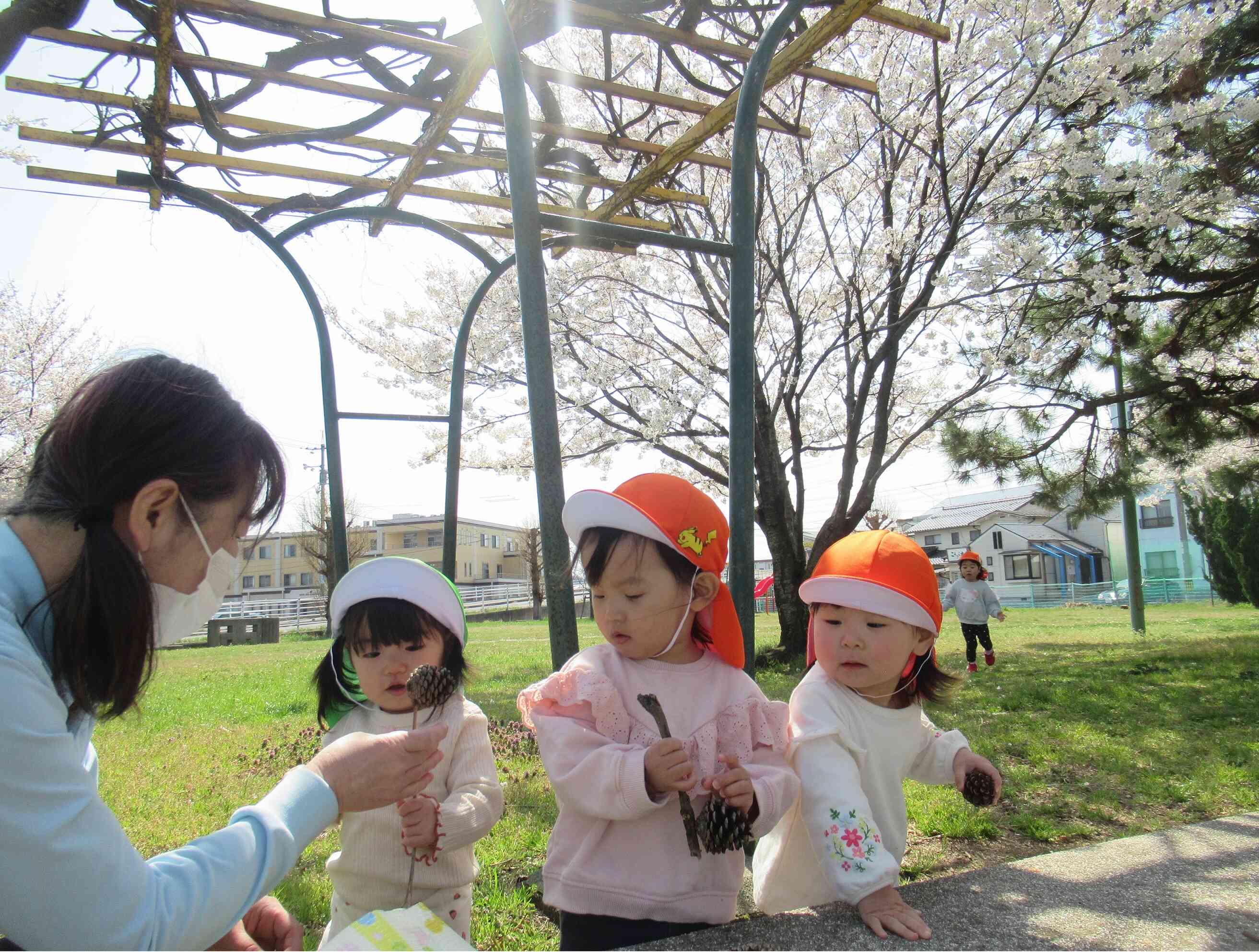 青空の下は気持ちがいいね。天気のいい日は戸外でたくさん遊びます！