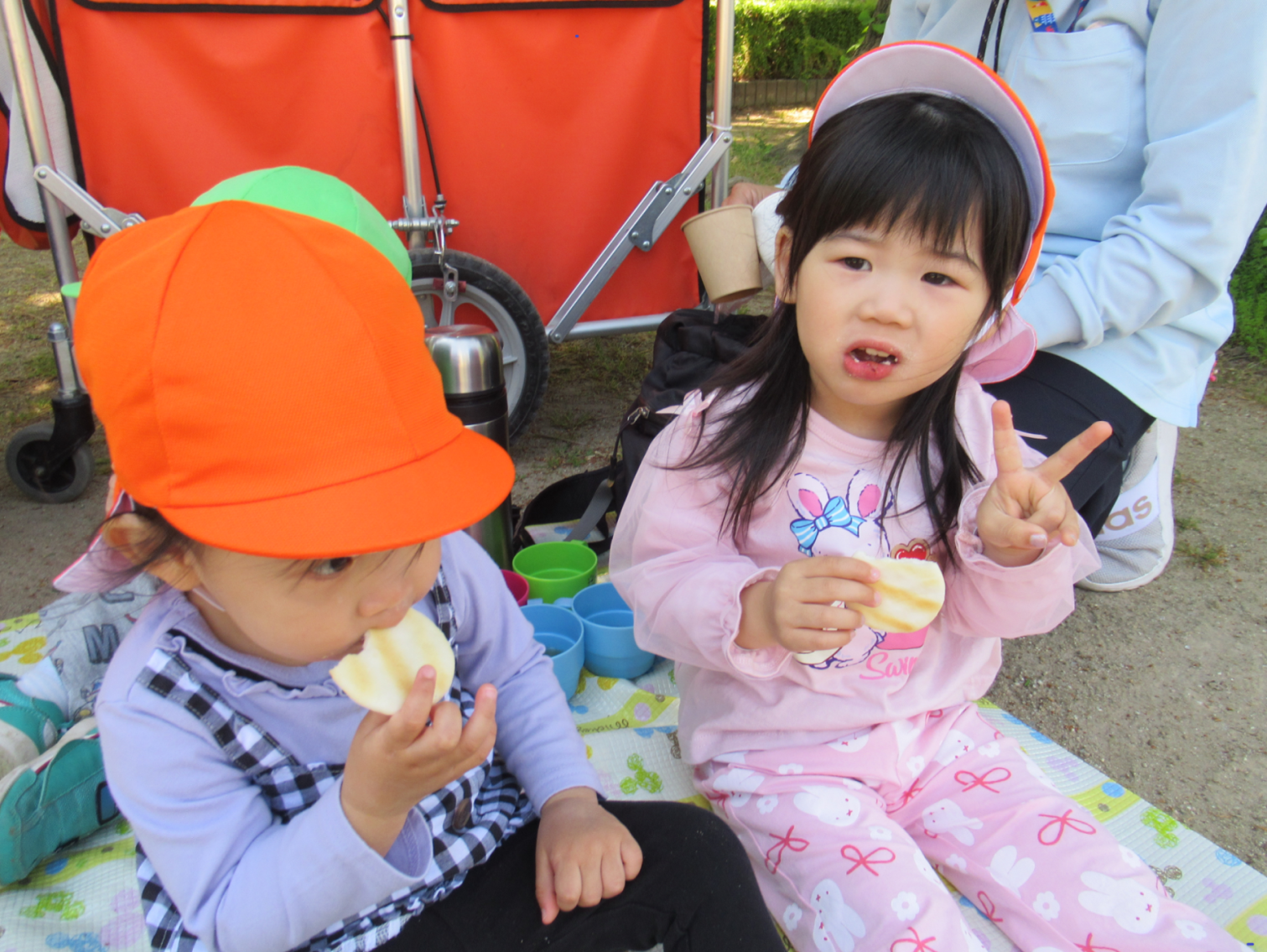 お外でおやつおいしいね！