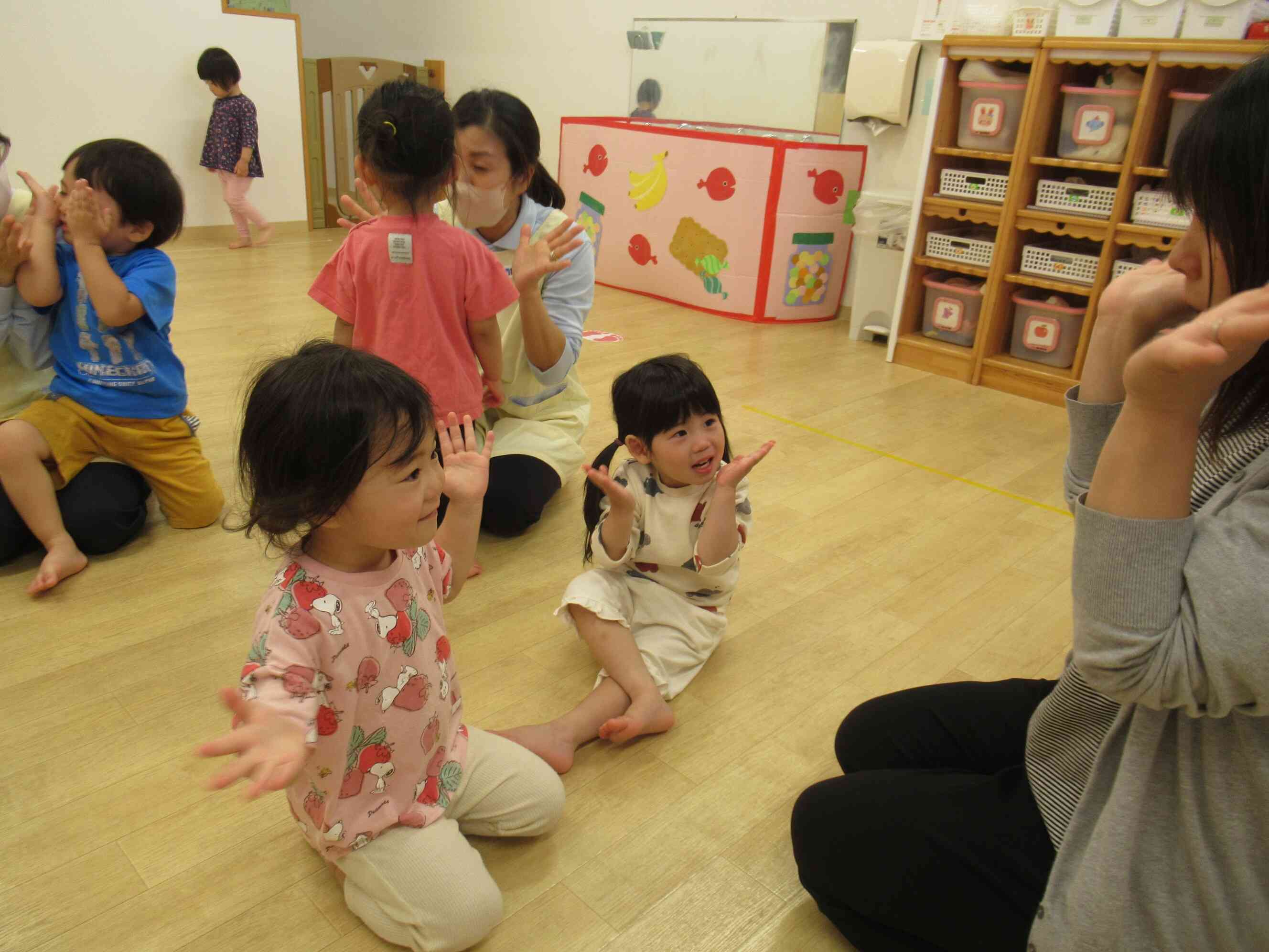 先生と一緒に「ピーカブー！」
