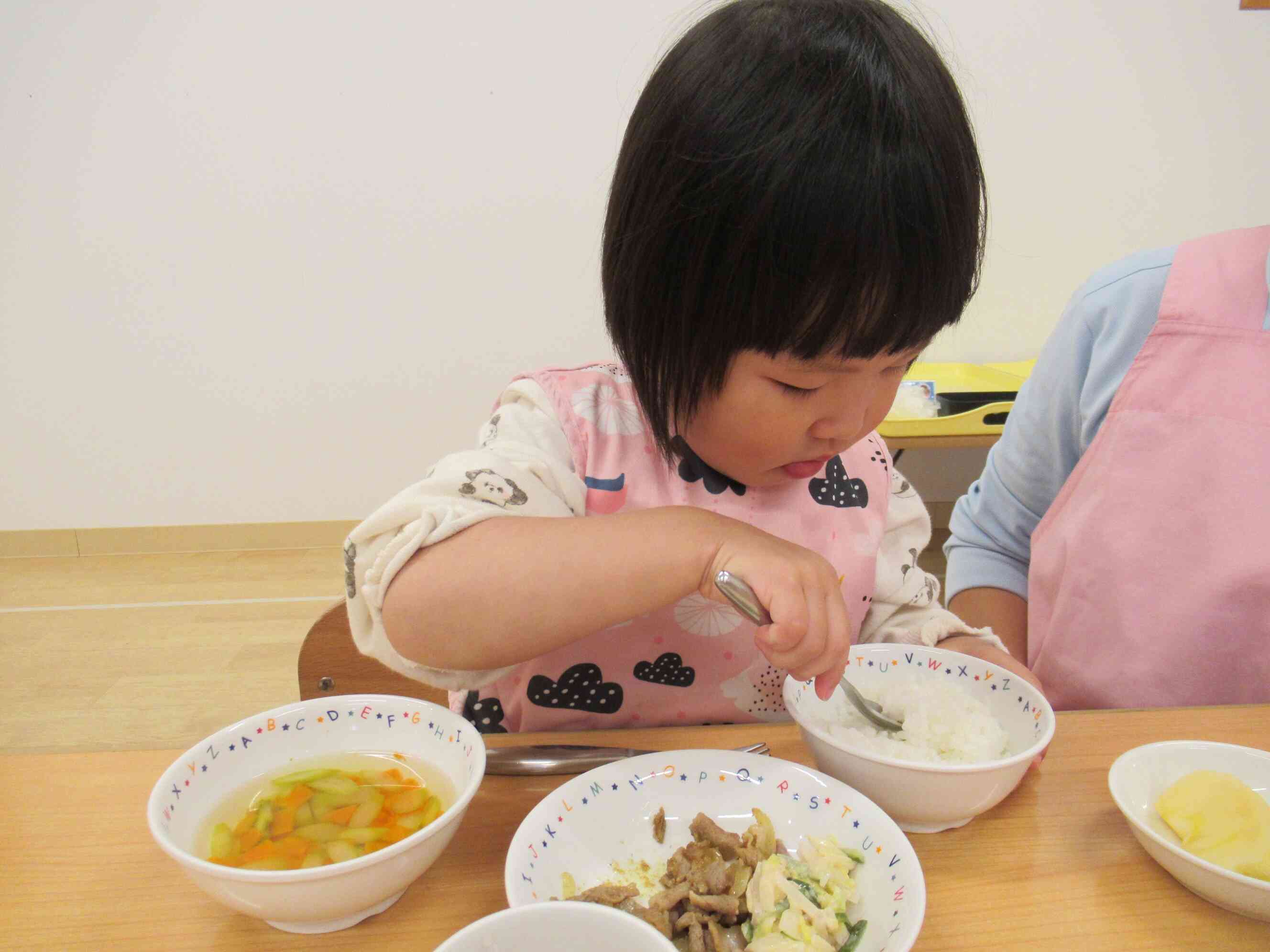おいしい給食、いただきます！　スプーンを使って食べるよ。