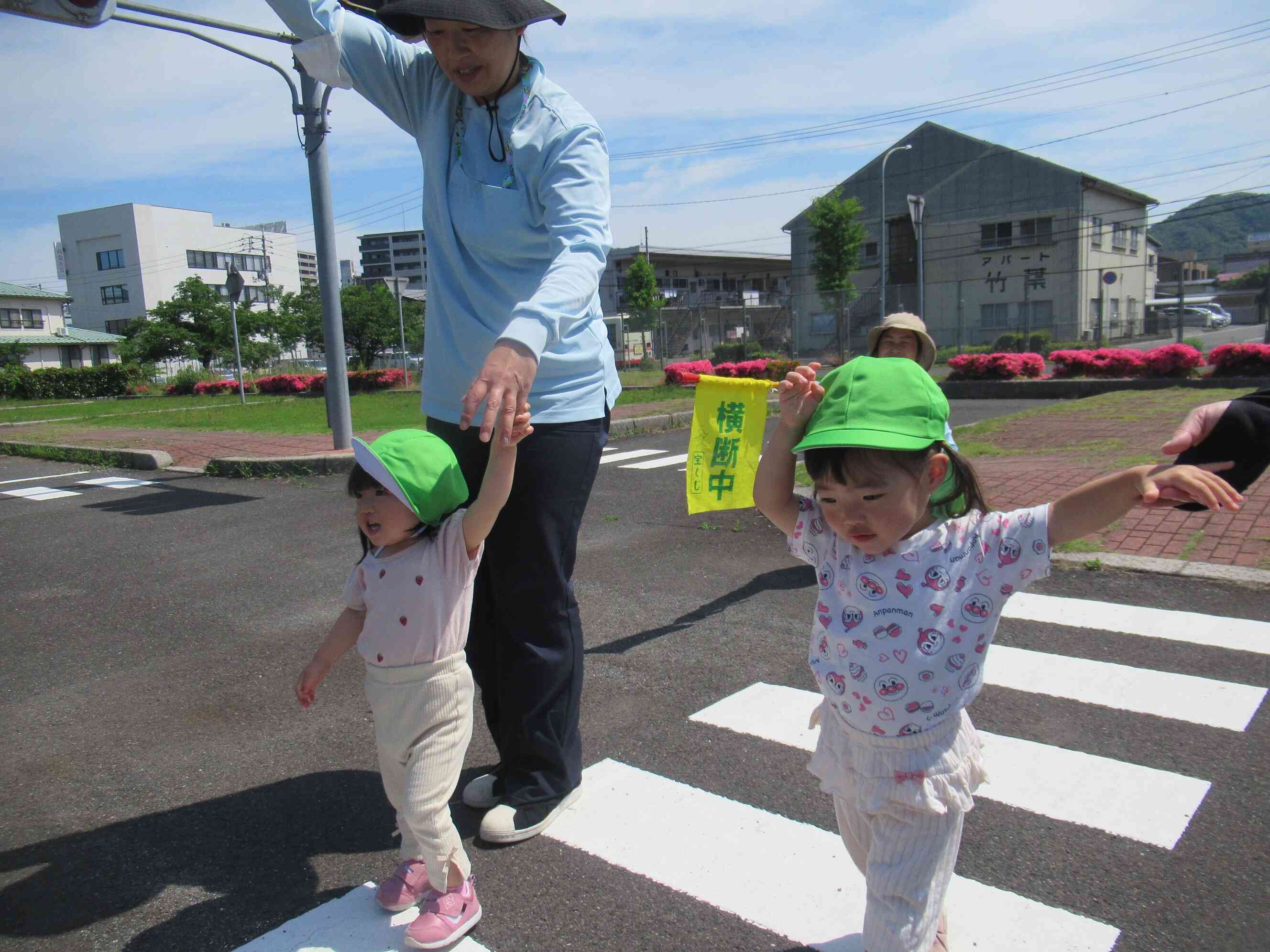 あひる組(1歳児）さんも上手に渡ります！