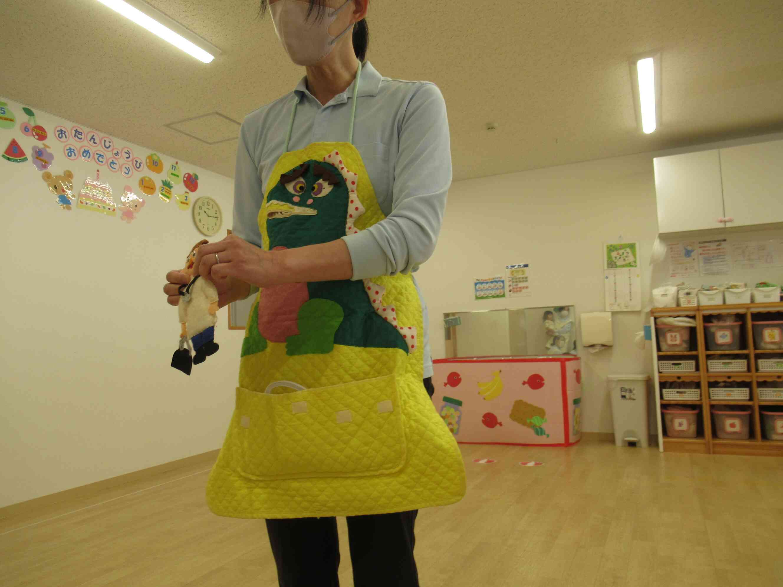 おたのしみタイムです。かいじゅうくん、おなかがいたいって。