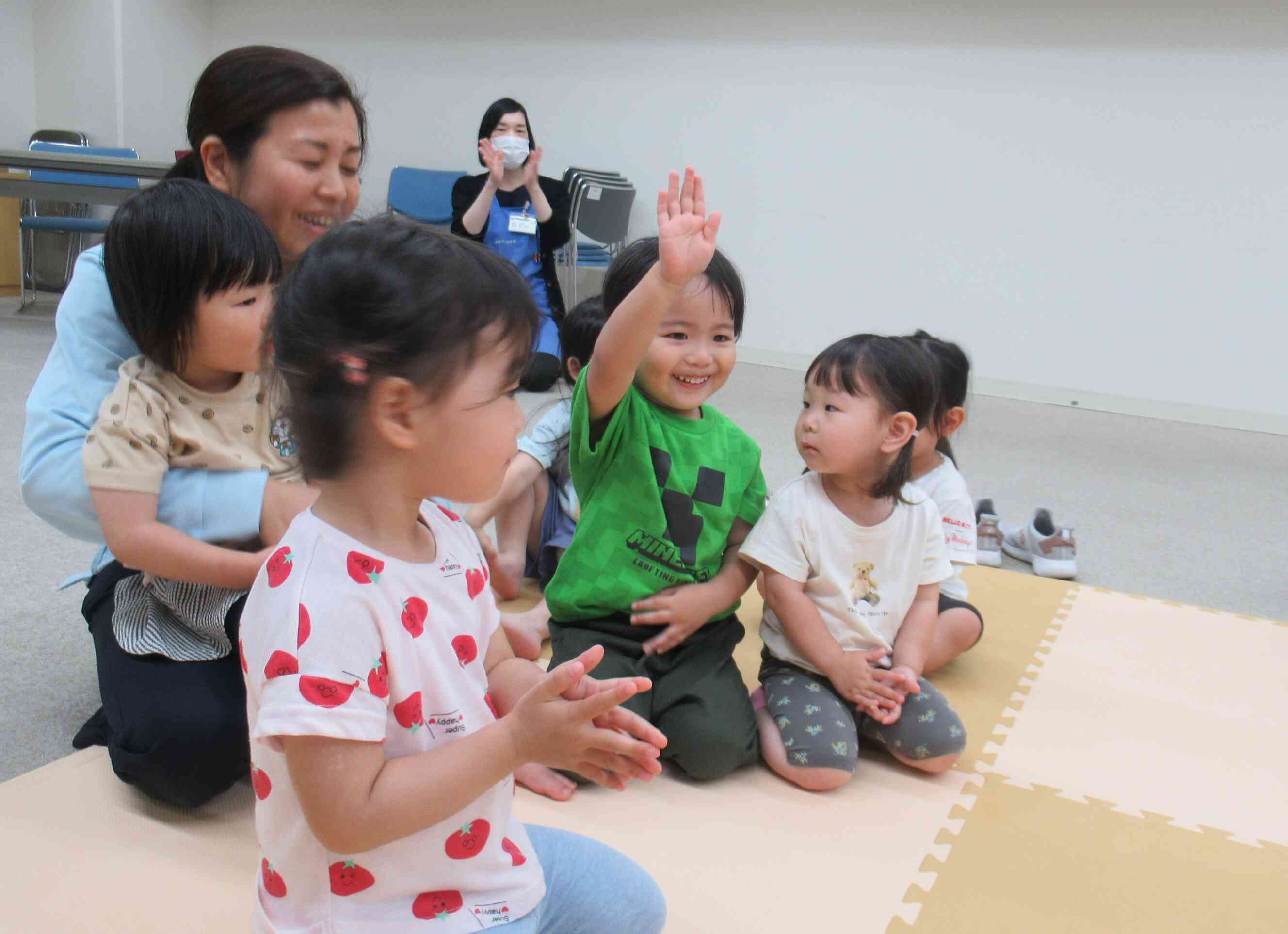 わらべ歌に合わせてひとりづつ名前を呼ばれます。「は～い！」Áくん、 元気いっぱい大きな声で返事が出来たね。