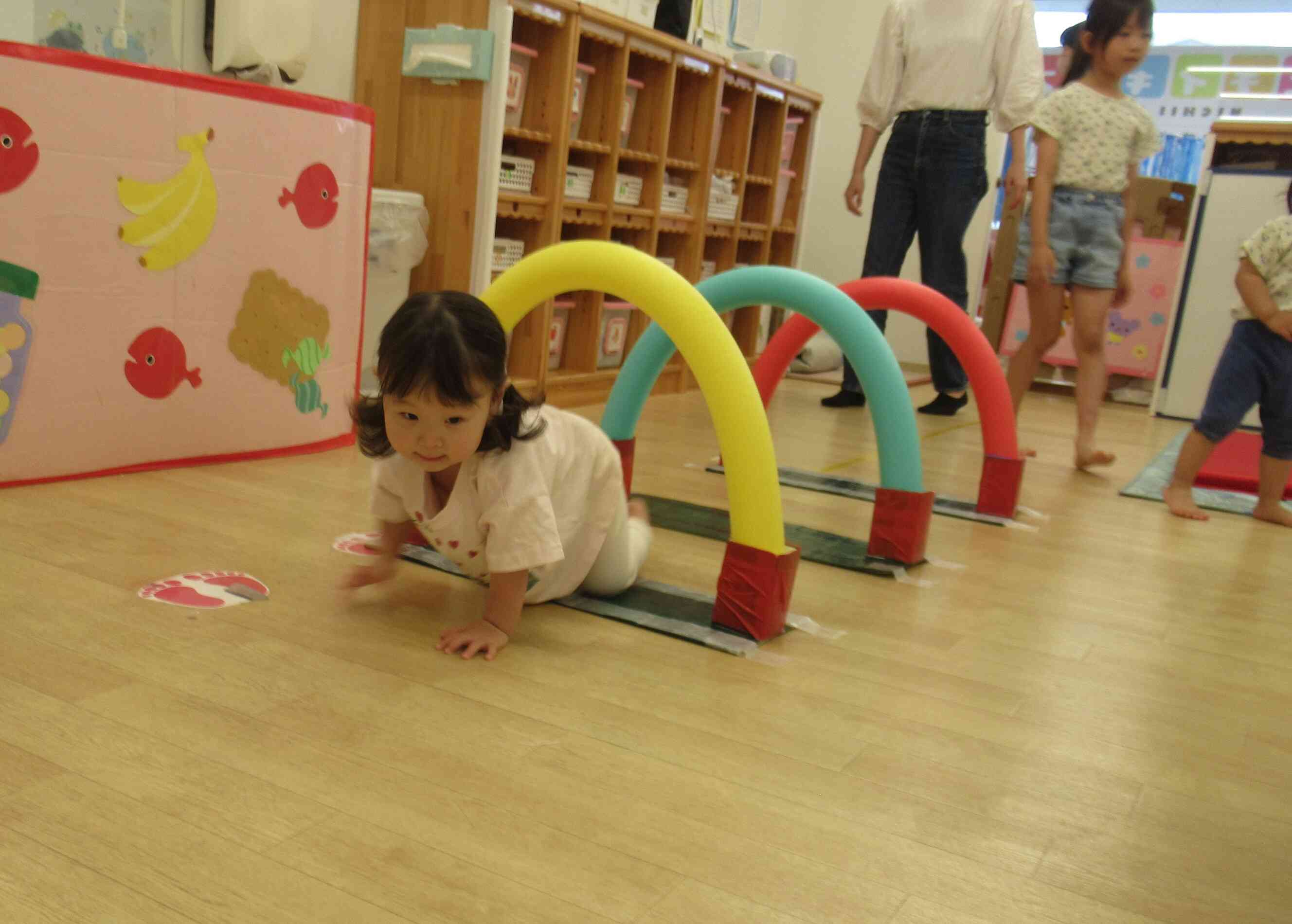 トンネルの高さに合わせて、体を小さくして上手にくぐるよ。
