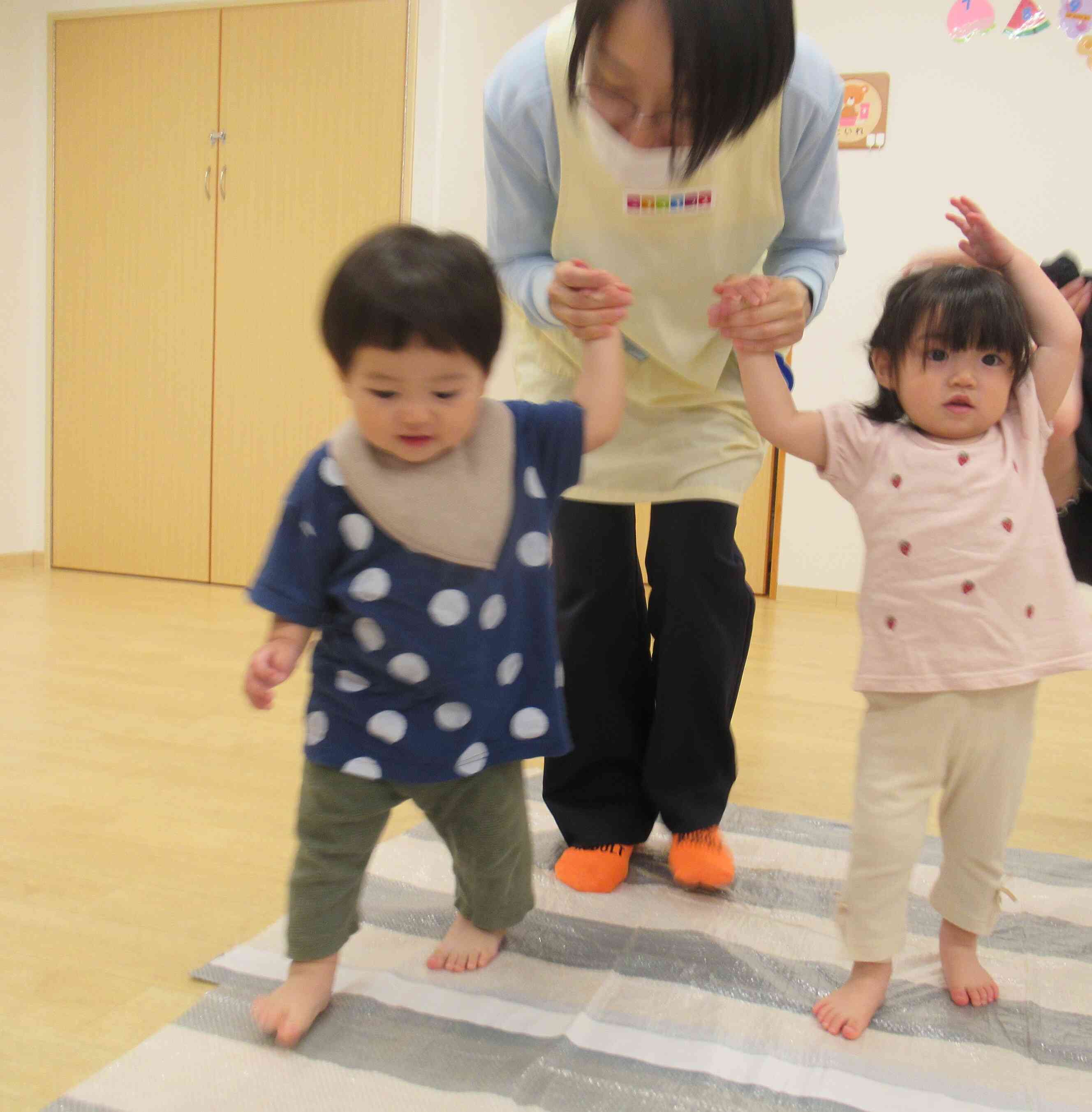 手を挙げて上手に渡れるよ～
