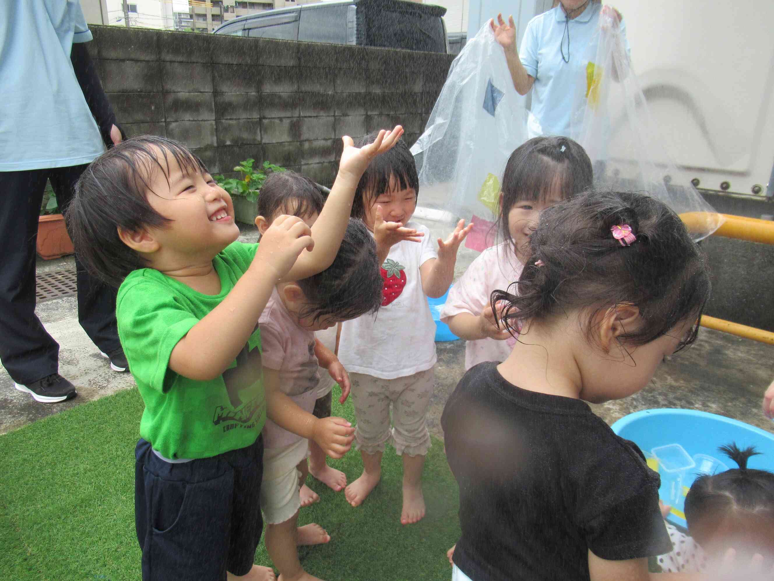 気持ちいい！シャワーの雨に大喜びです♪