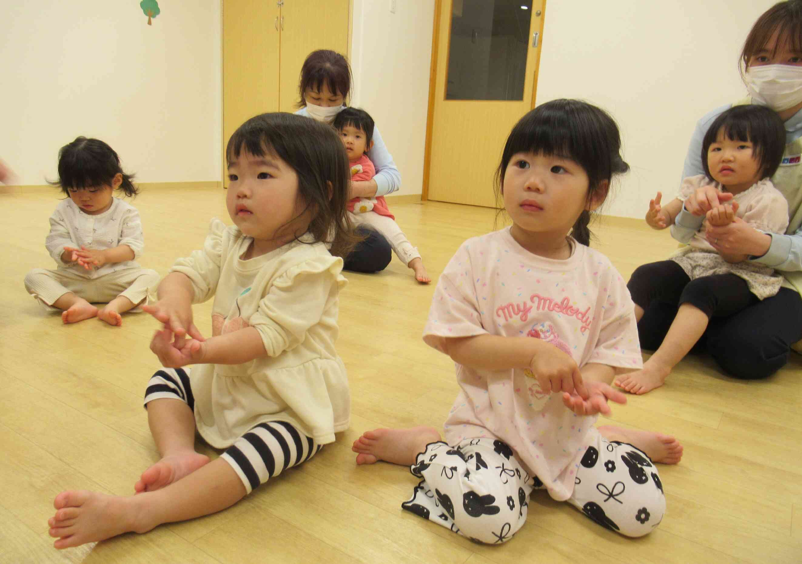 じ～っとみながら真似っこしています。