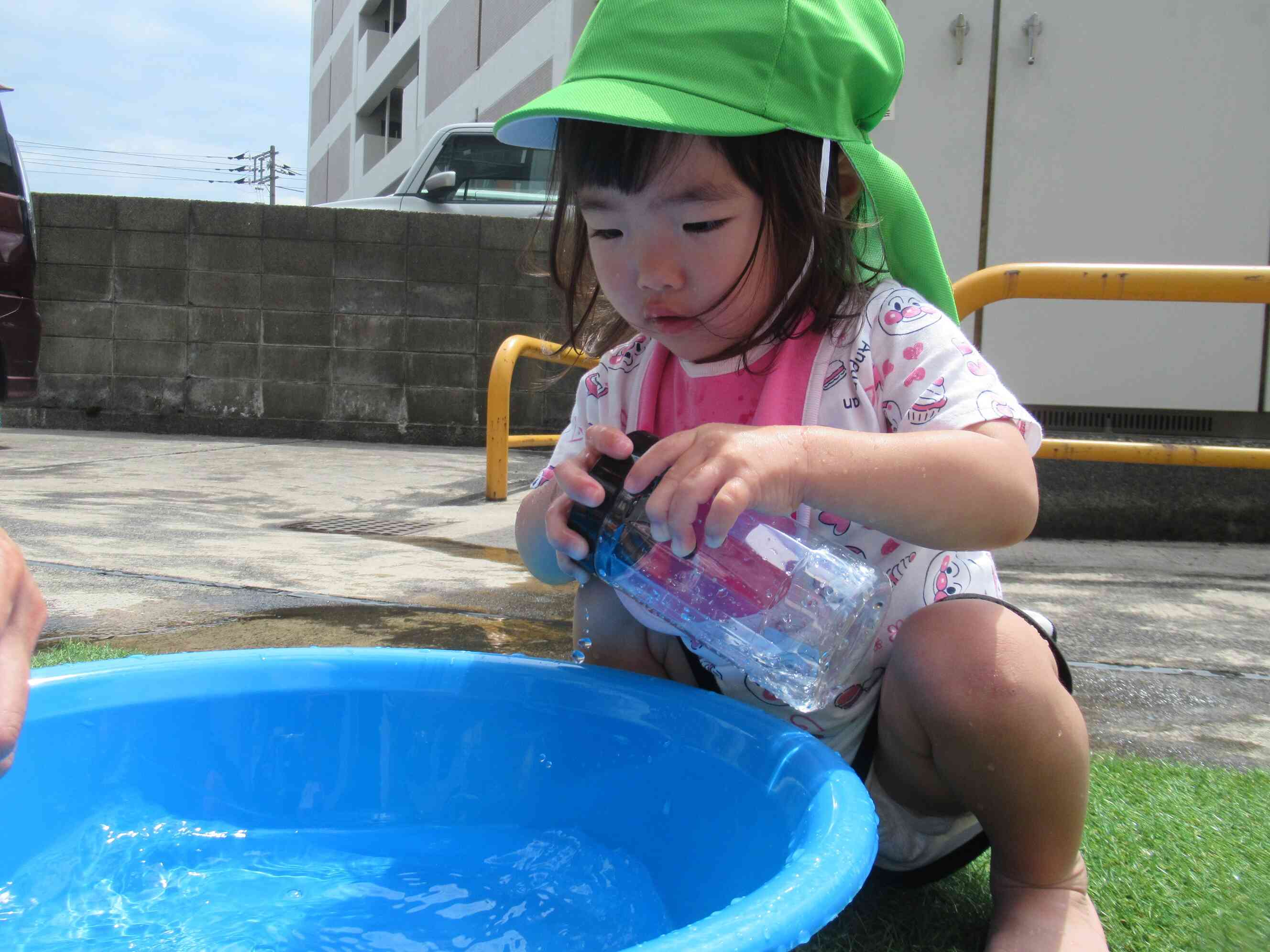 あひる組のRちゃん。水を入れて蓋をして・・・真剣です。