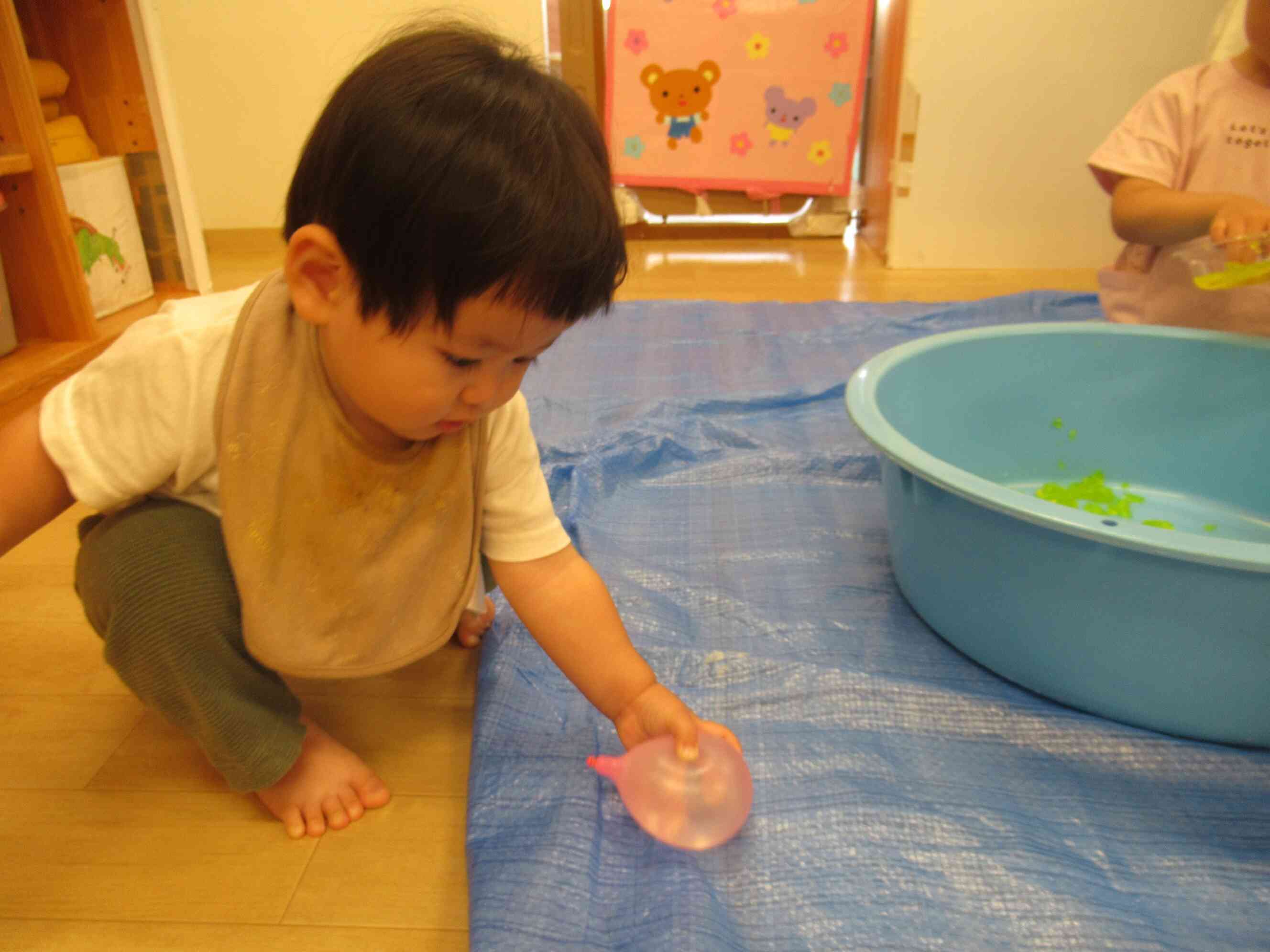 何だろう？水風船の感触、おもしろいね！