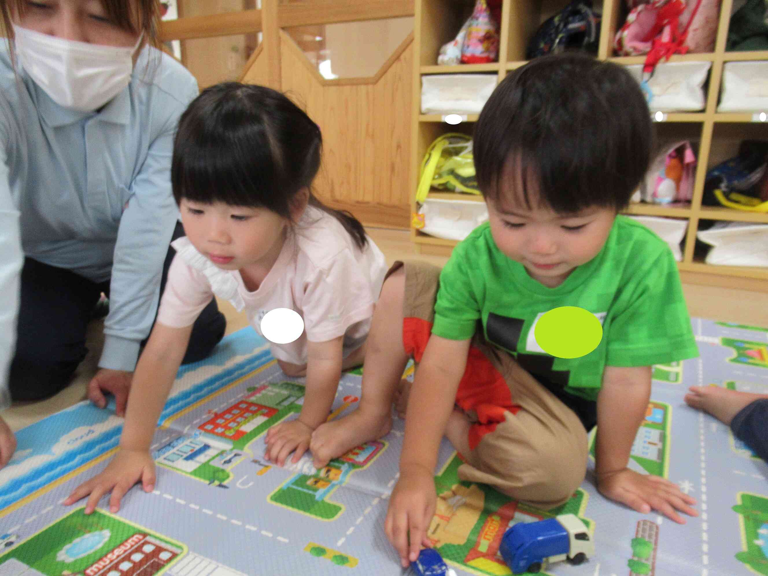 かける園では、はじめは緊張気味の子どももみられましたが、好きな玩具や、コーナーを見つけると嬉しそうにあそび始めていました。ミニカーコーナーは大人気でした。