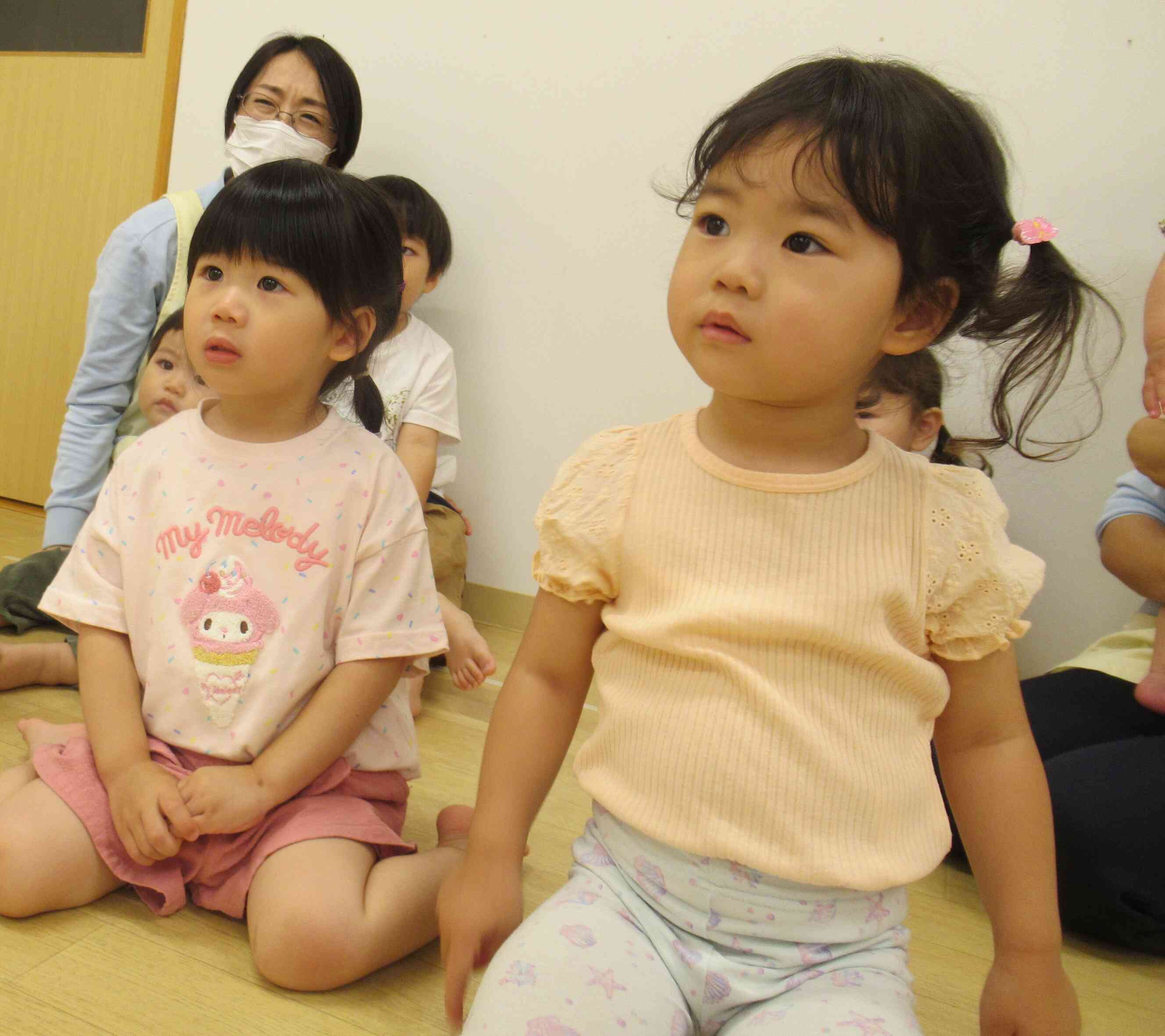 紙芝居に真剣なRちゃんとRちゃん！