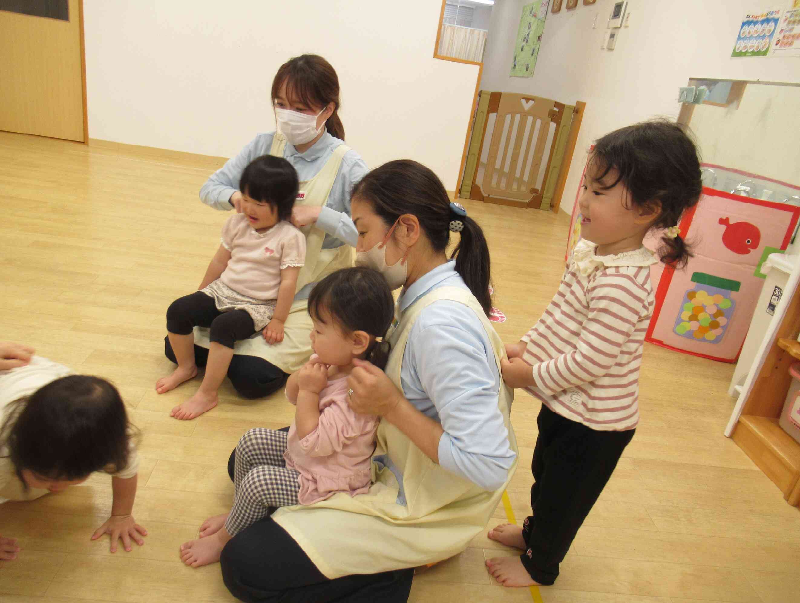 「今度は先生の背中に雨を降らせてみようかな」とお互いに触りっこです。 くすぐったいような気持ち良い感触を楽しみます。