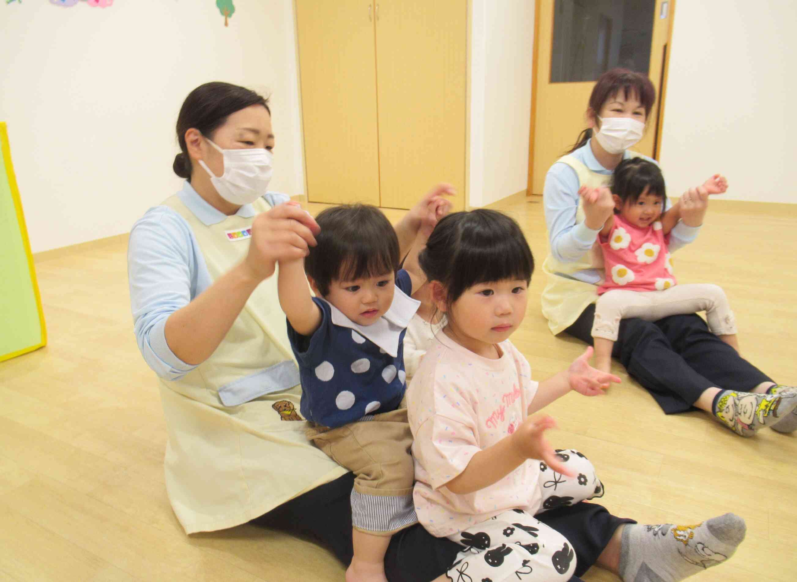 先生の列車に乗って出発！リズムを感じながら一緒に揺れると楽しいね。