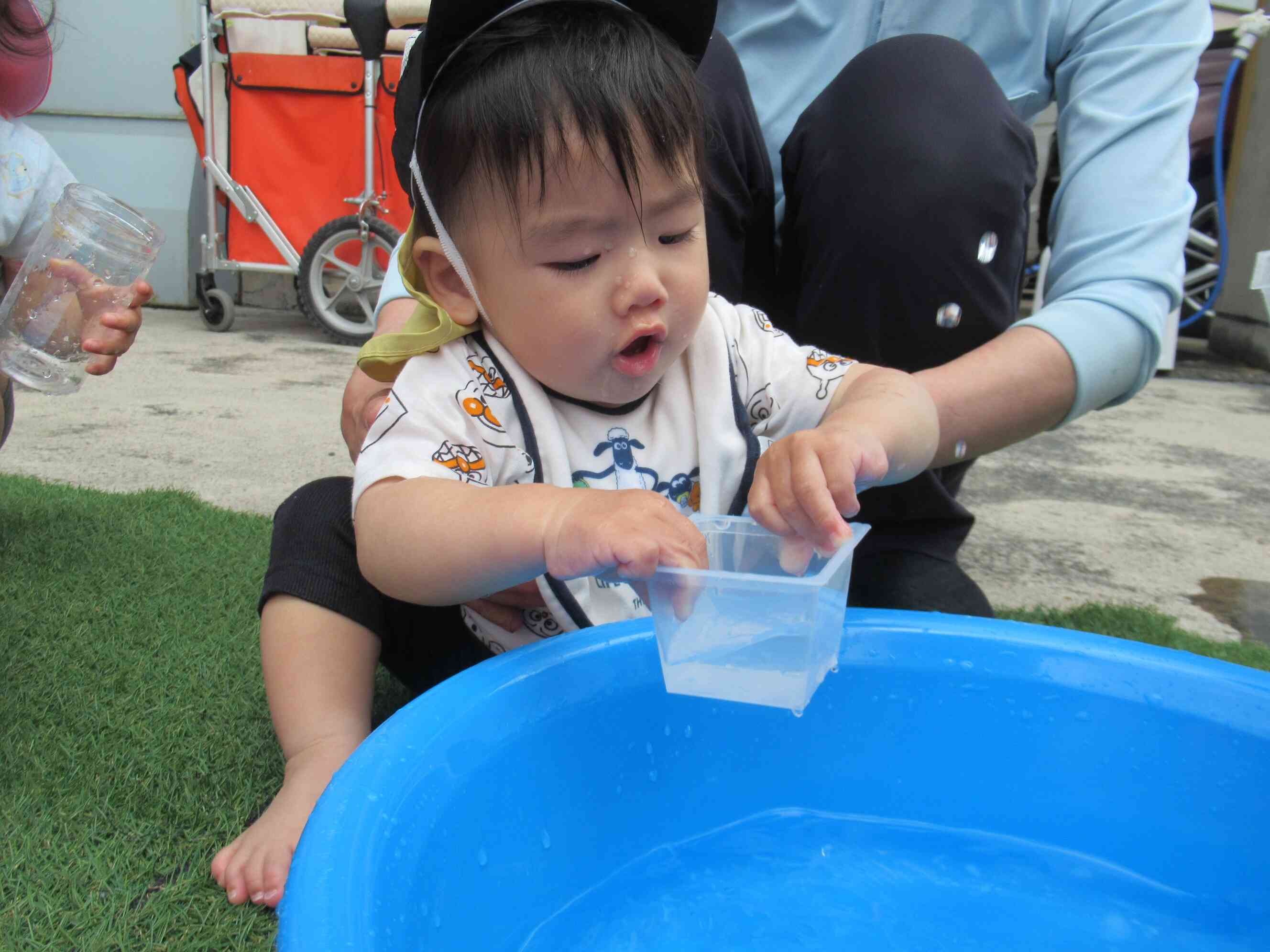 初めての水遊びに夢中のひよこ組のMくん