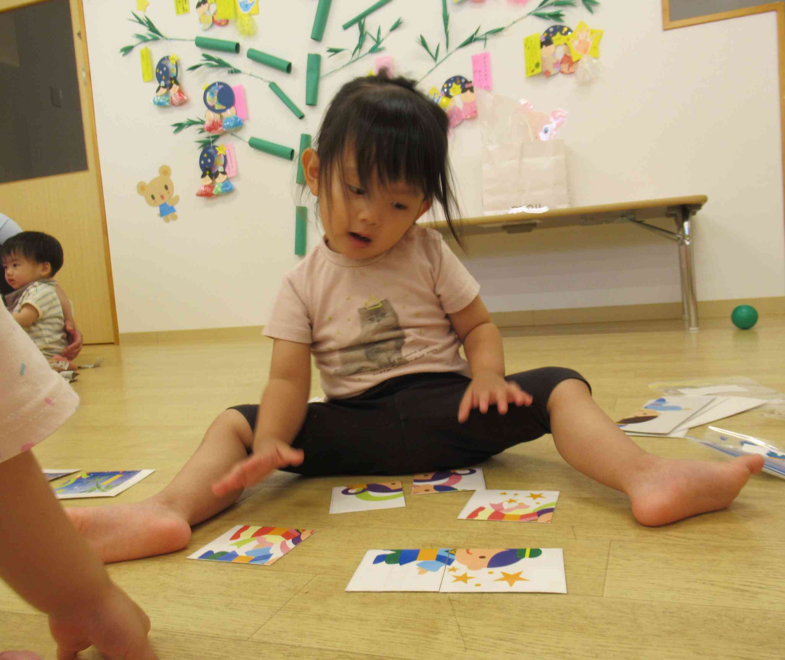 「こうかな？」と考えながら織姫と彦星のパズルに挑戦中のRちゃん。