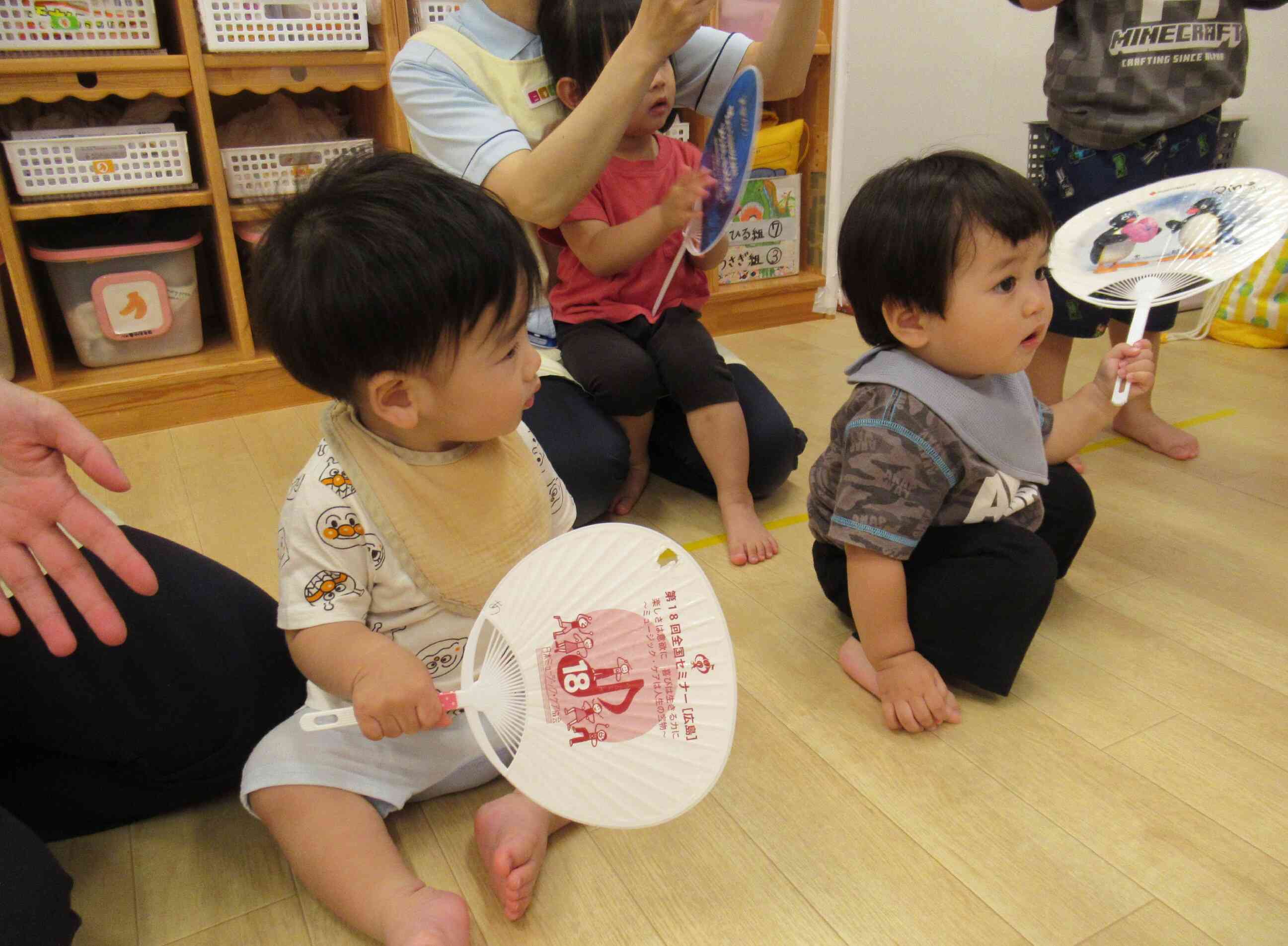 うちわで風を感じたり、舞い上がるお花紙に大喜びでした。