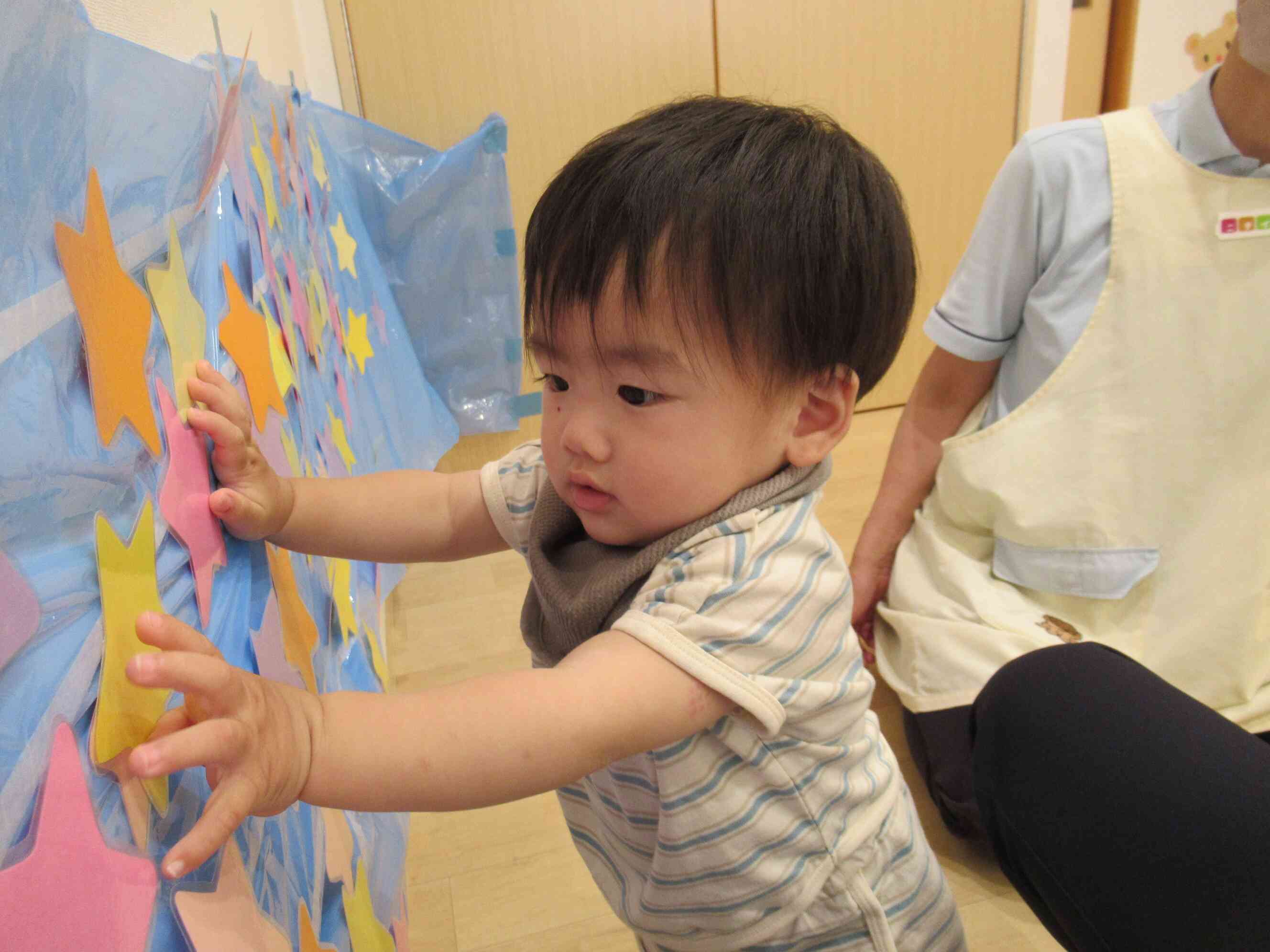 お星さまいっぱいだね！綺麗な天の川に夢中のМくん