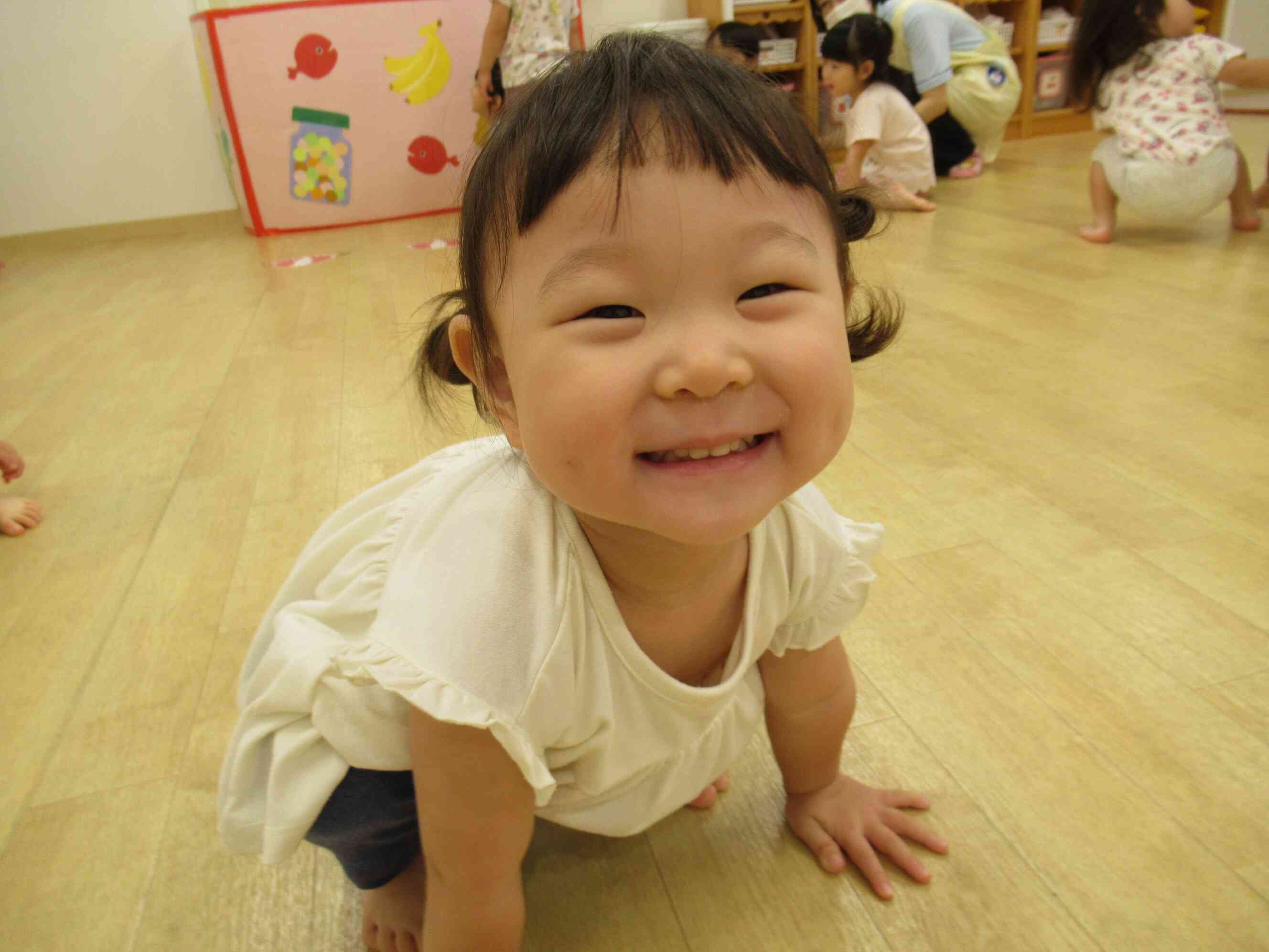 「We all fall down.」という歌詞をよく聞いて、ピタッと止まってしゃがみます。