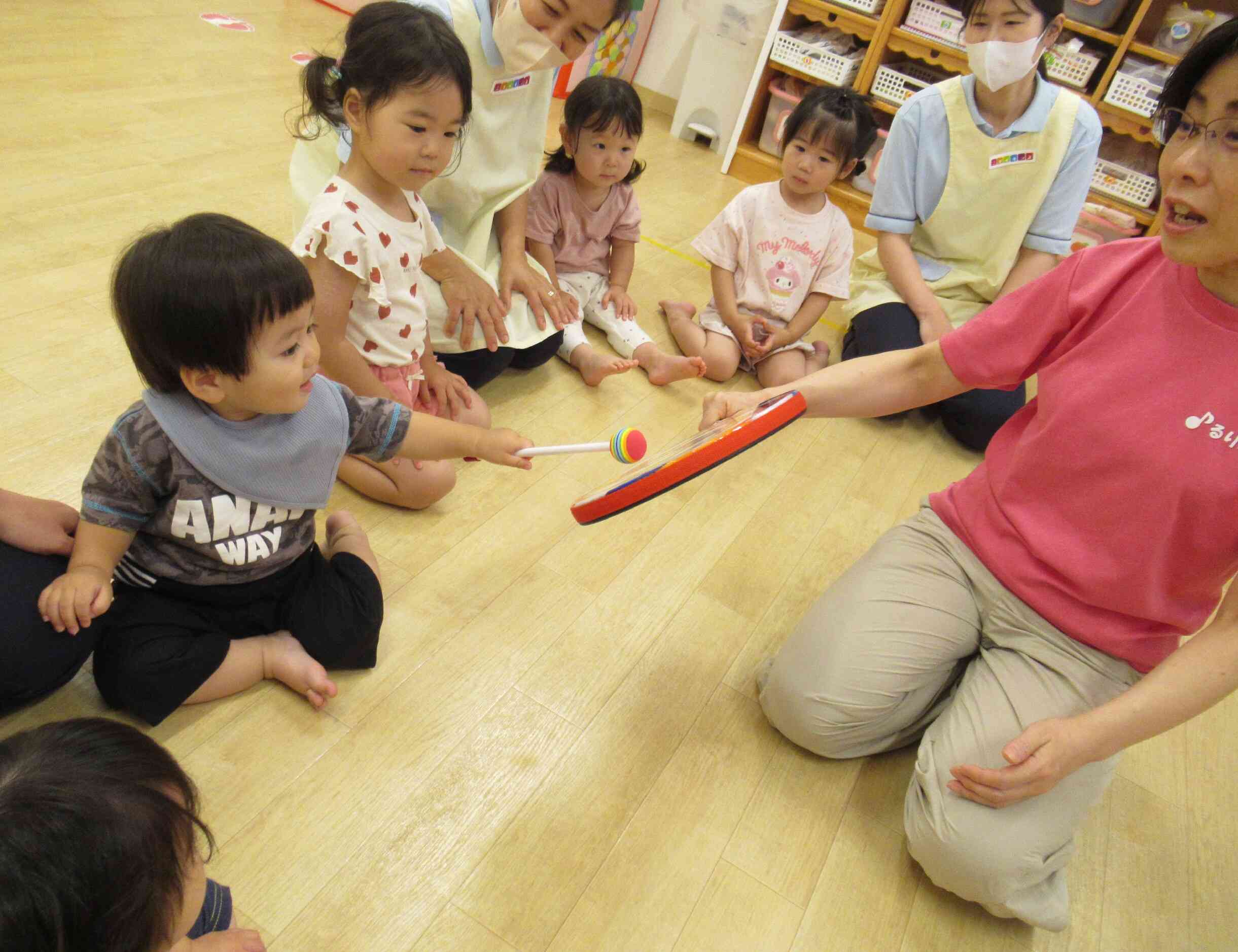 自分の順番を待っています。講師の先生と目を合わせながら・・・リズムを合わせて「トントン」。