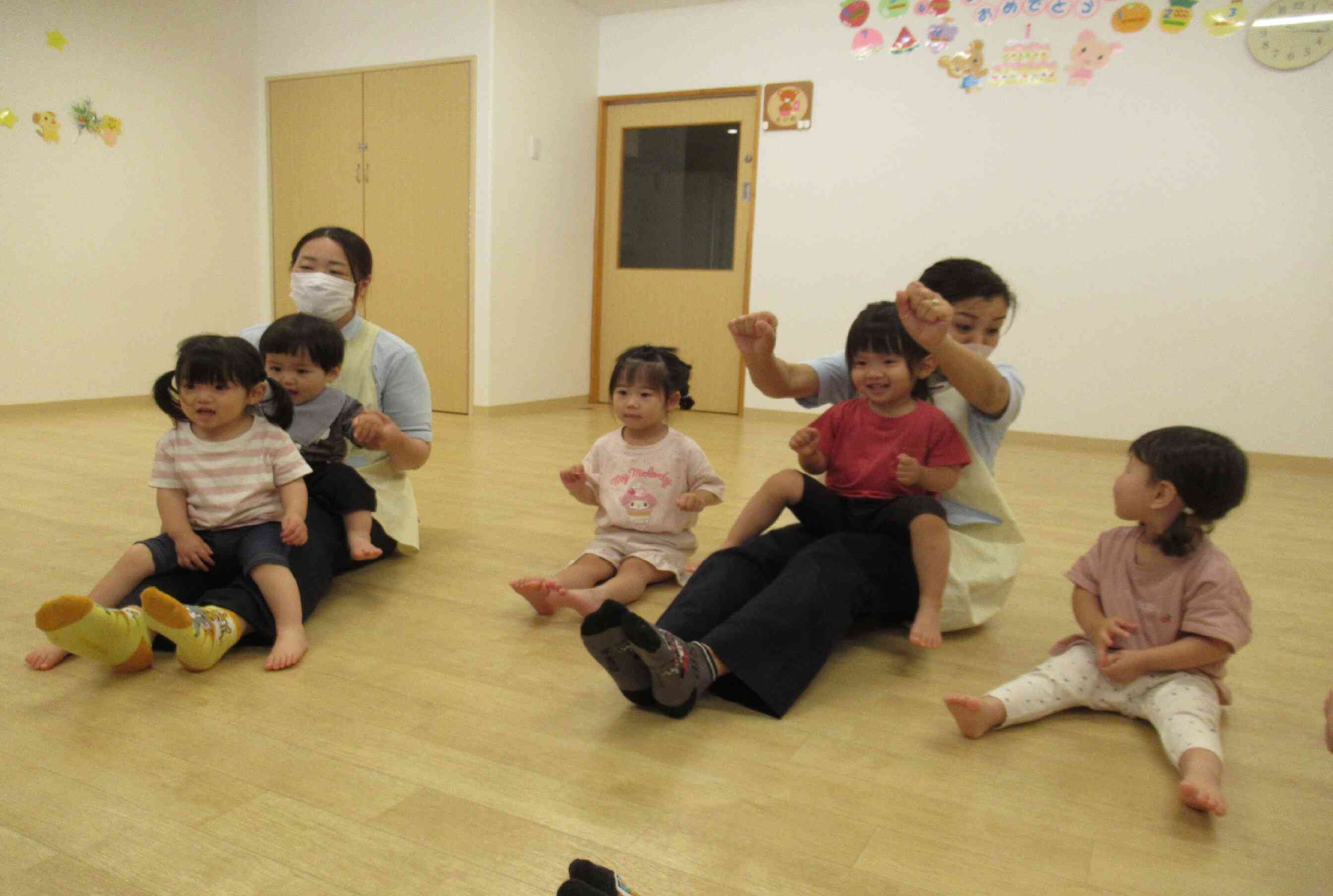 先生の汽車に乗らないで、自分の汽車で出発する子どももいます。顔を見合わせて 「たのしいね」思わず笑顔になります。