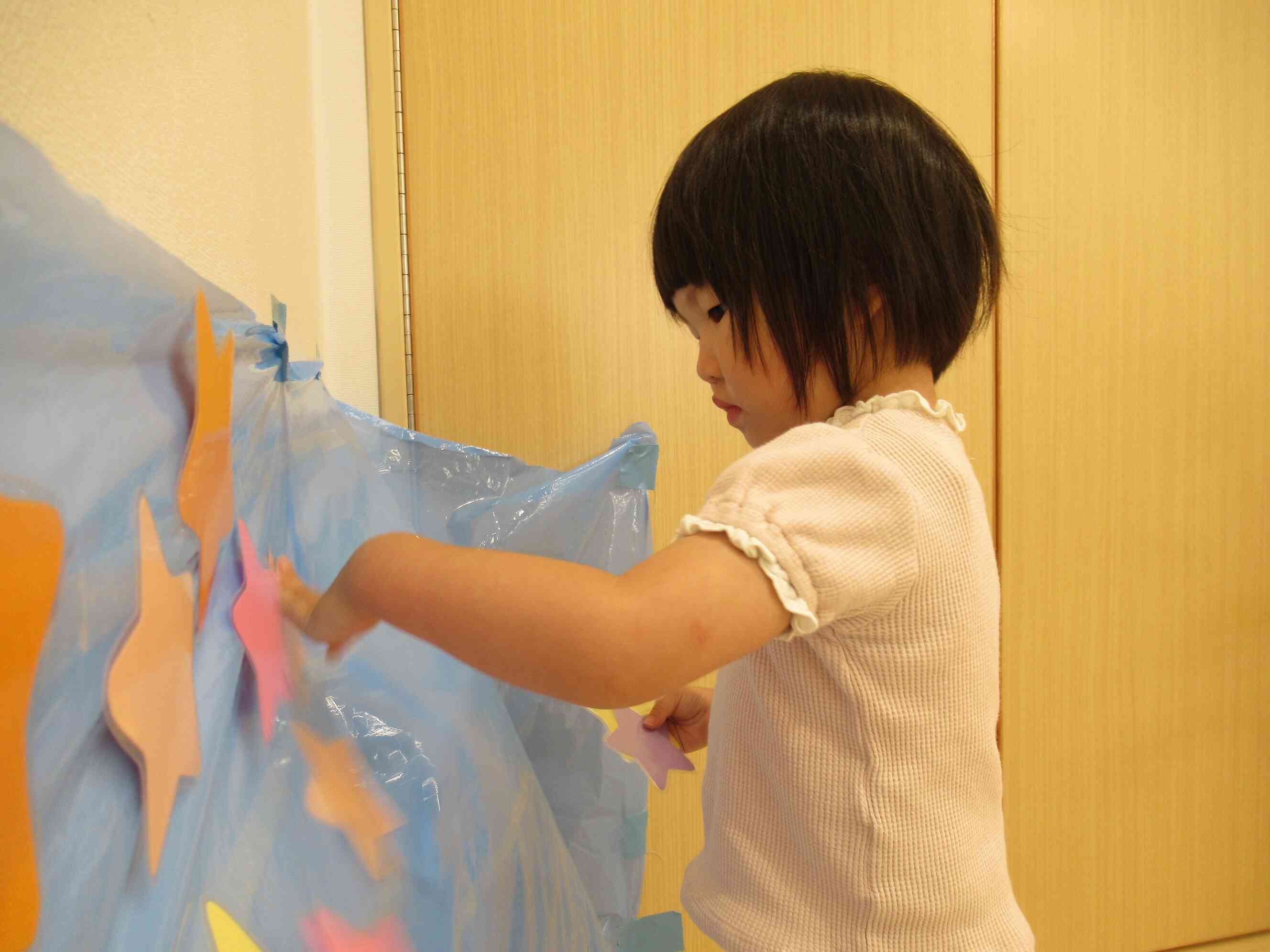 真剣な表情のМちゃん。お星さまたくさん貼れたね