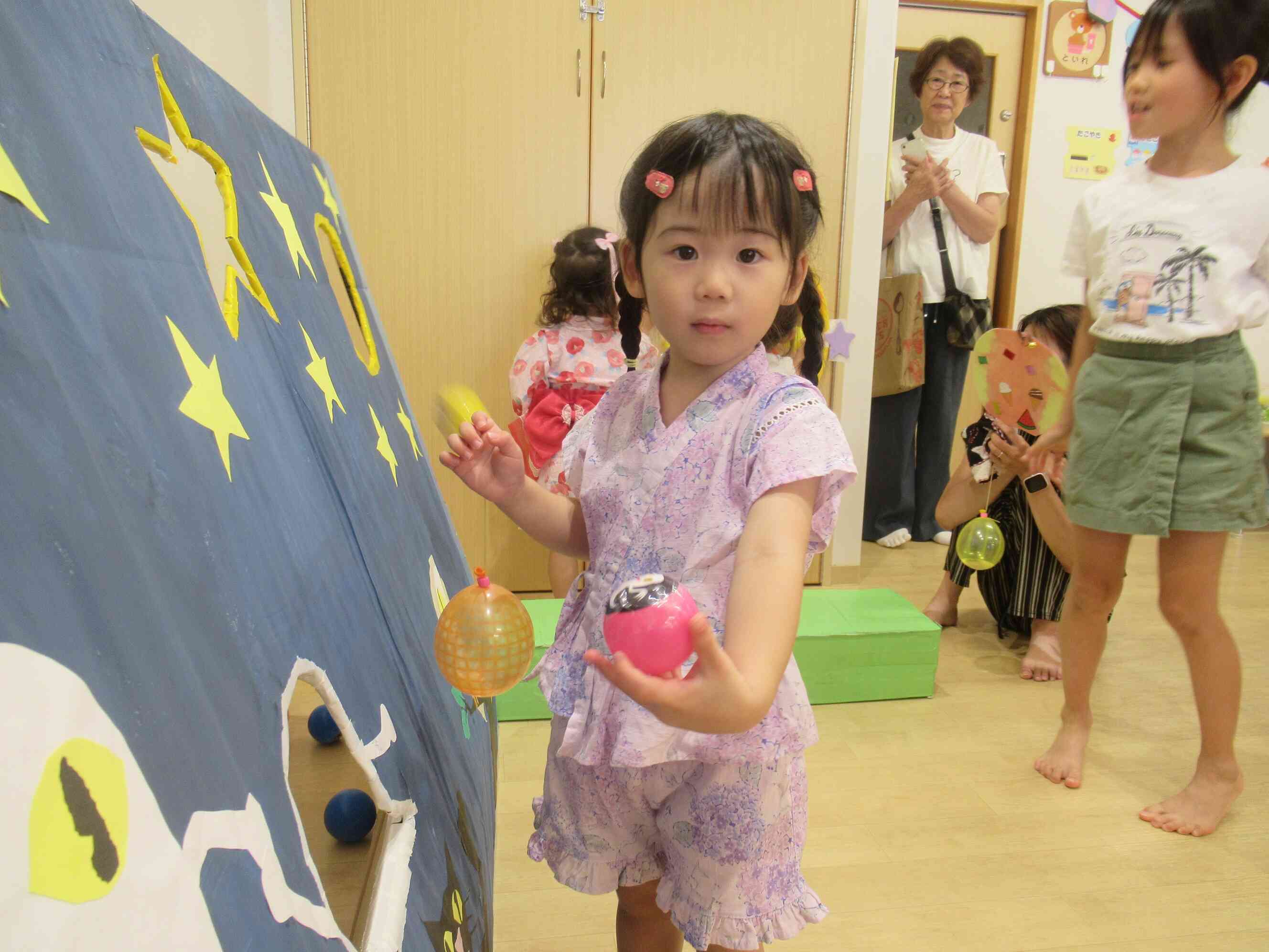 おばけの的当て。ボールを入れてみよう！