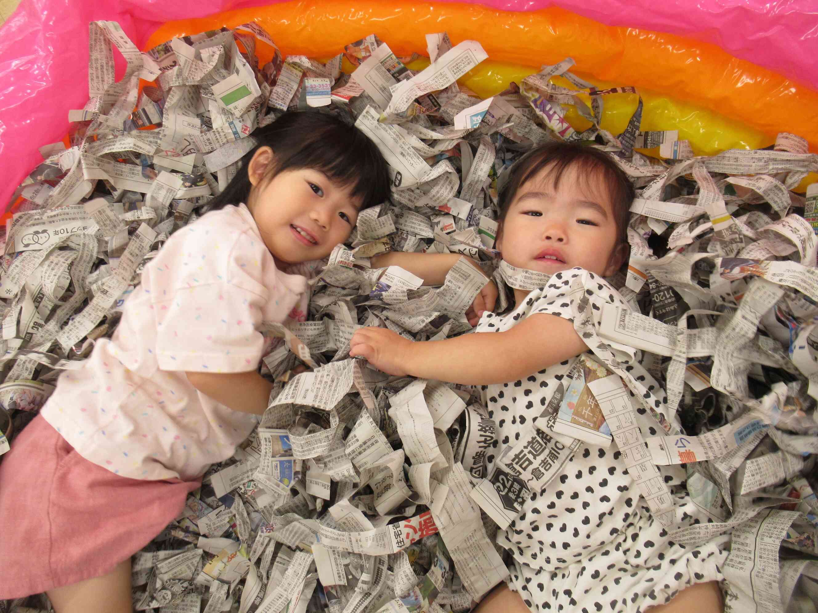 新聞プールでくつろぐうさぎ組のRちゃんとあひる組のRちゃん。お友だちと一緒で嬉しいね.