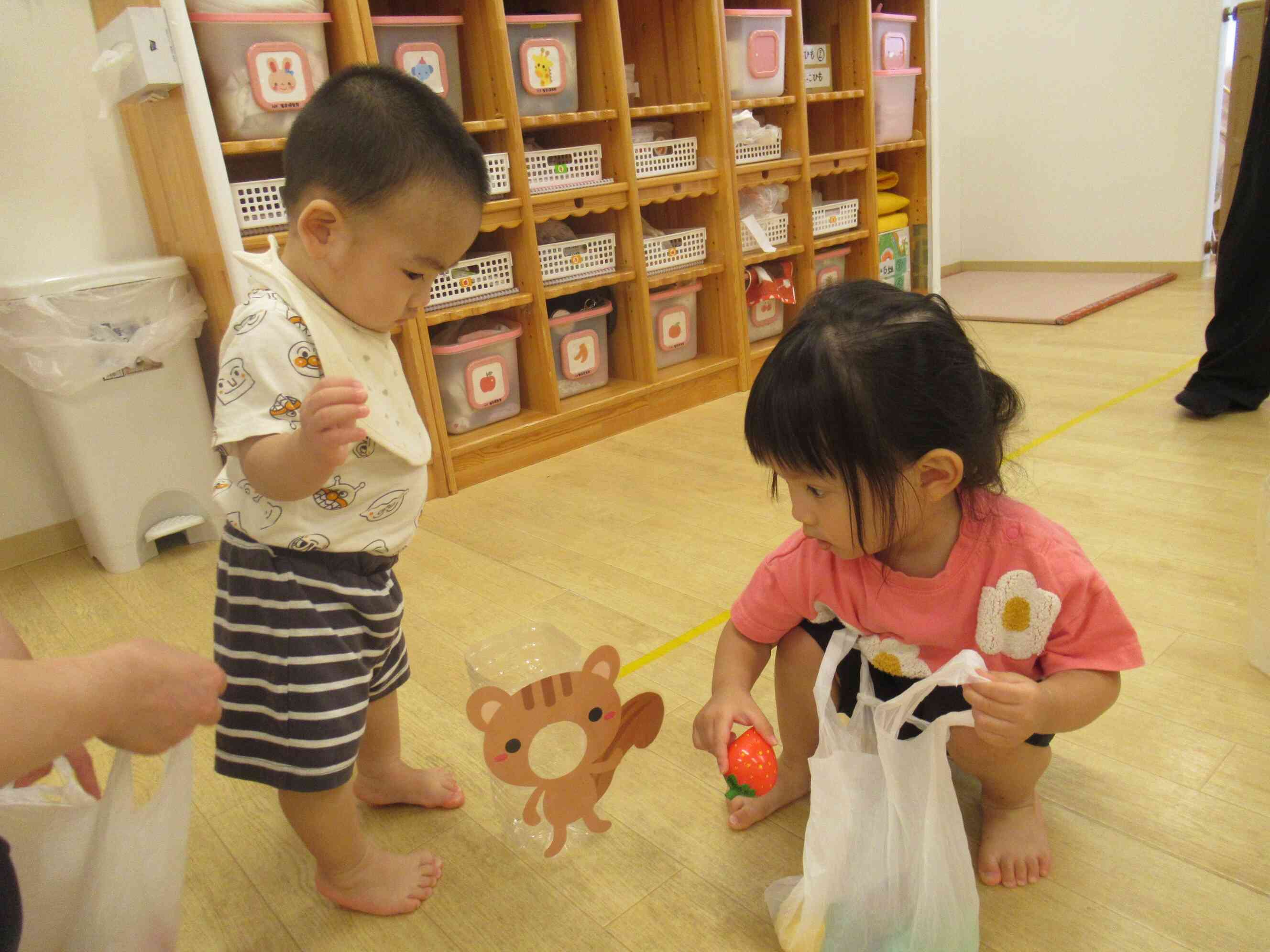 リスさんにも、はいどうぞ」とRちゃんとMくんです。