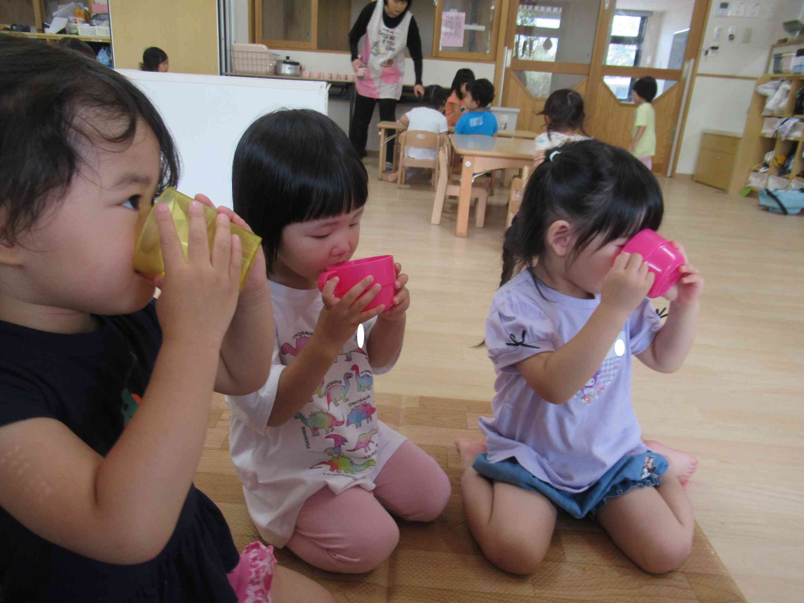 たくさん遊んだ後は、お茶を飲んで水分補給もしっかりと。