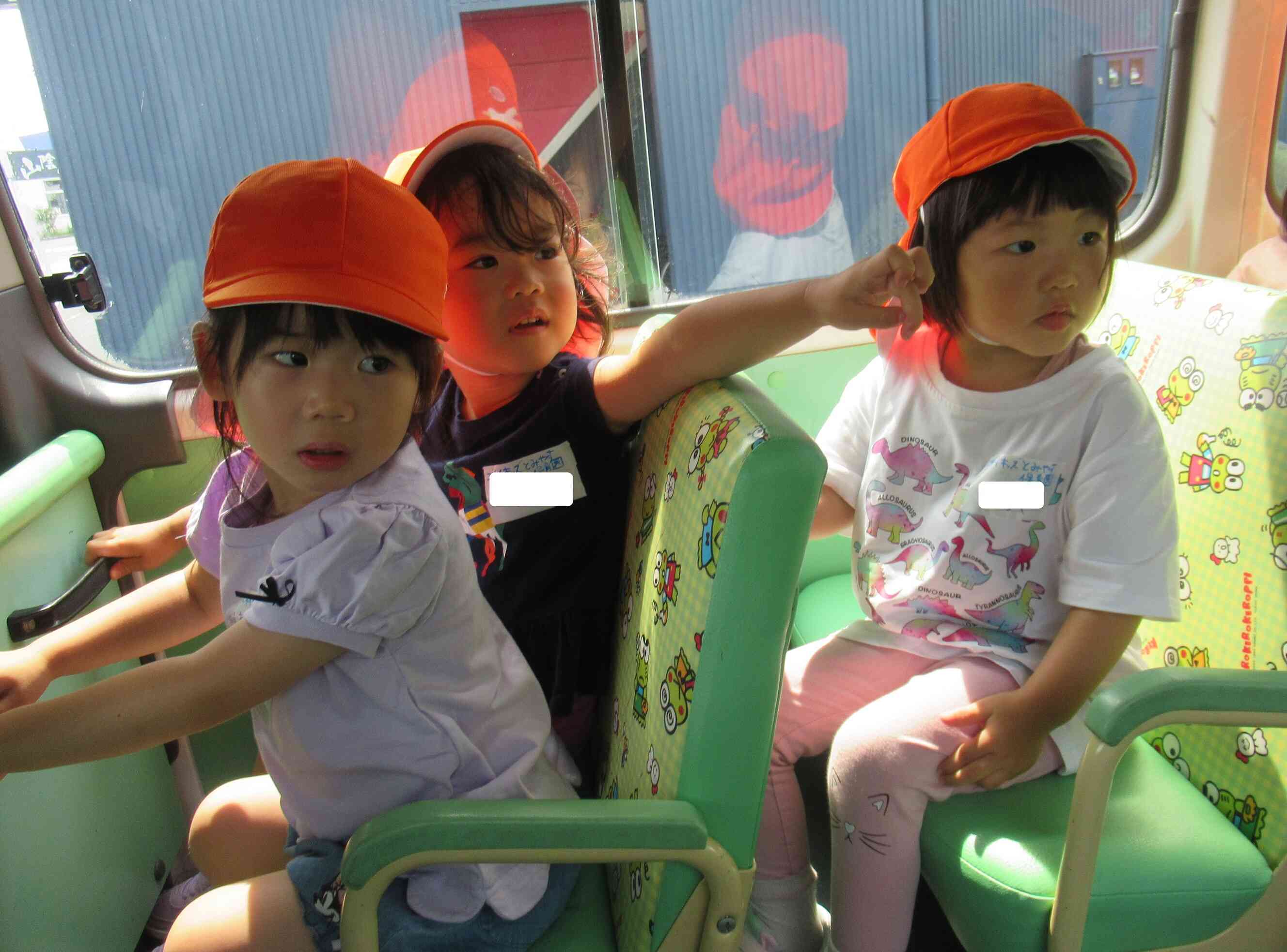 「せんせ～みてみて！」バスに乗っていると色々な景色が見えて大興奮の子どもたちです。