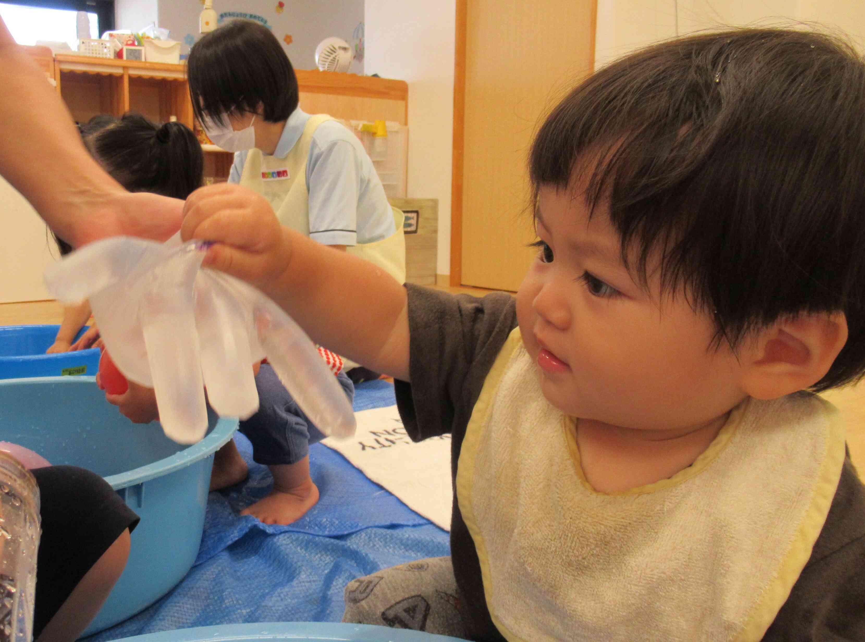 水を入れた手袋の不思議な感触に興味津々です。