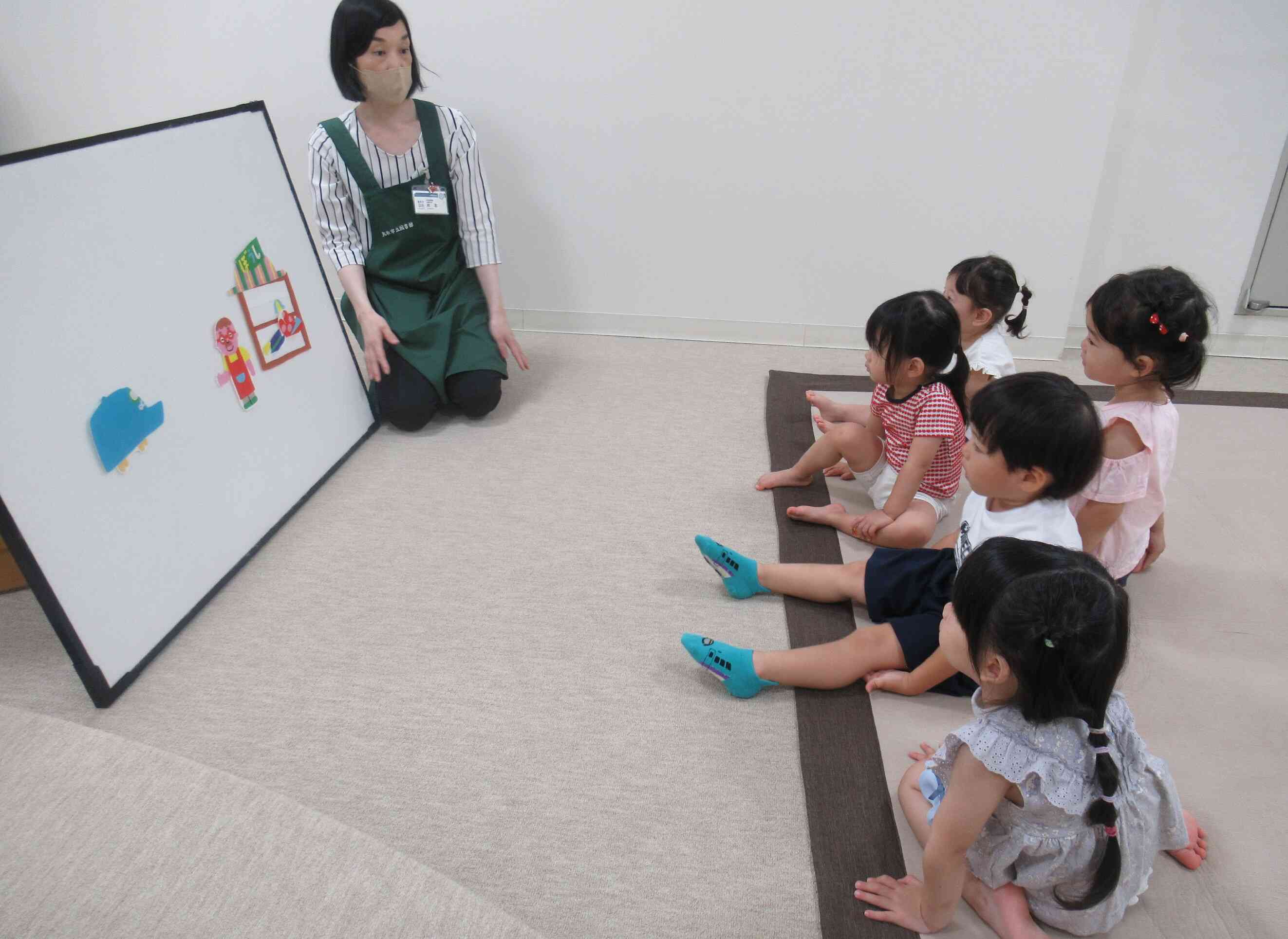 帽子屋さんのパネルシアターにも興味津々！色々な動物さんに似合う帽子はどれかな～