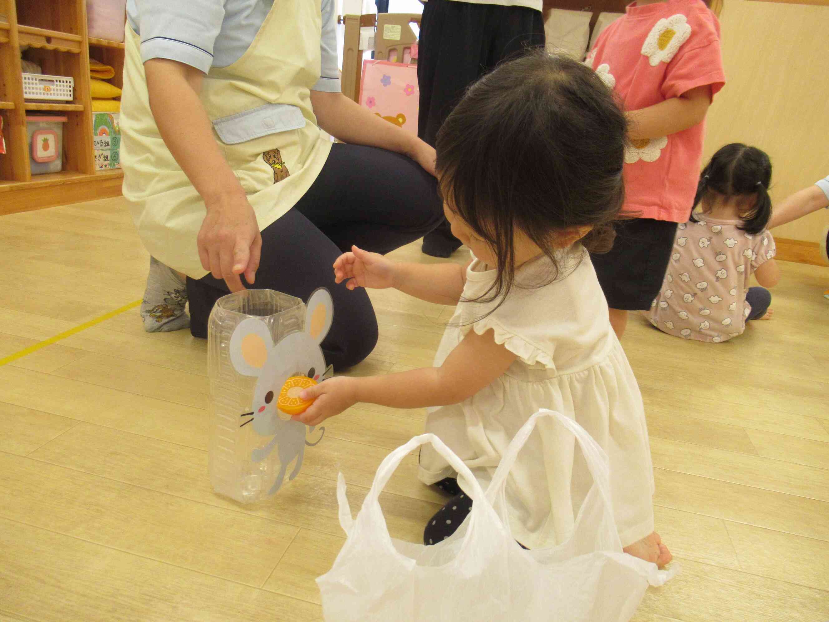 「たくさん食べてね」と優しく食べさせてあげるYちゃん。