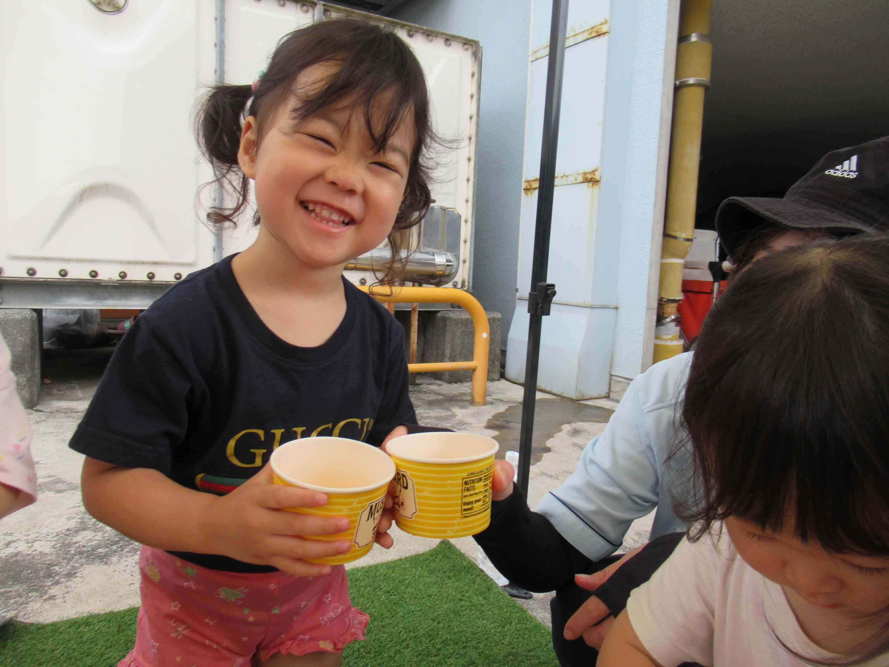色水でジュース屋さんごっこを楽しみました。先生やお友だちと「かんぱ～い！」