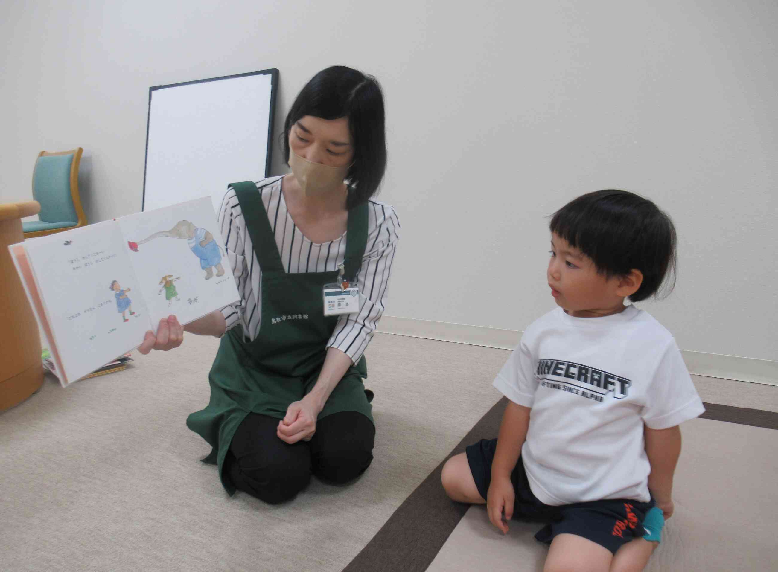 夢中になって少しずつ司書さんの傍に近寄っていく姿が可愛いですね