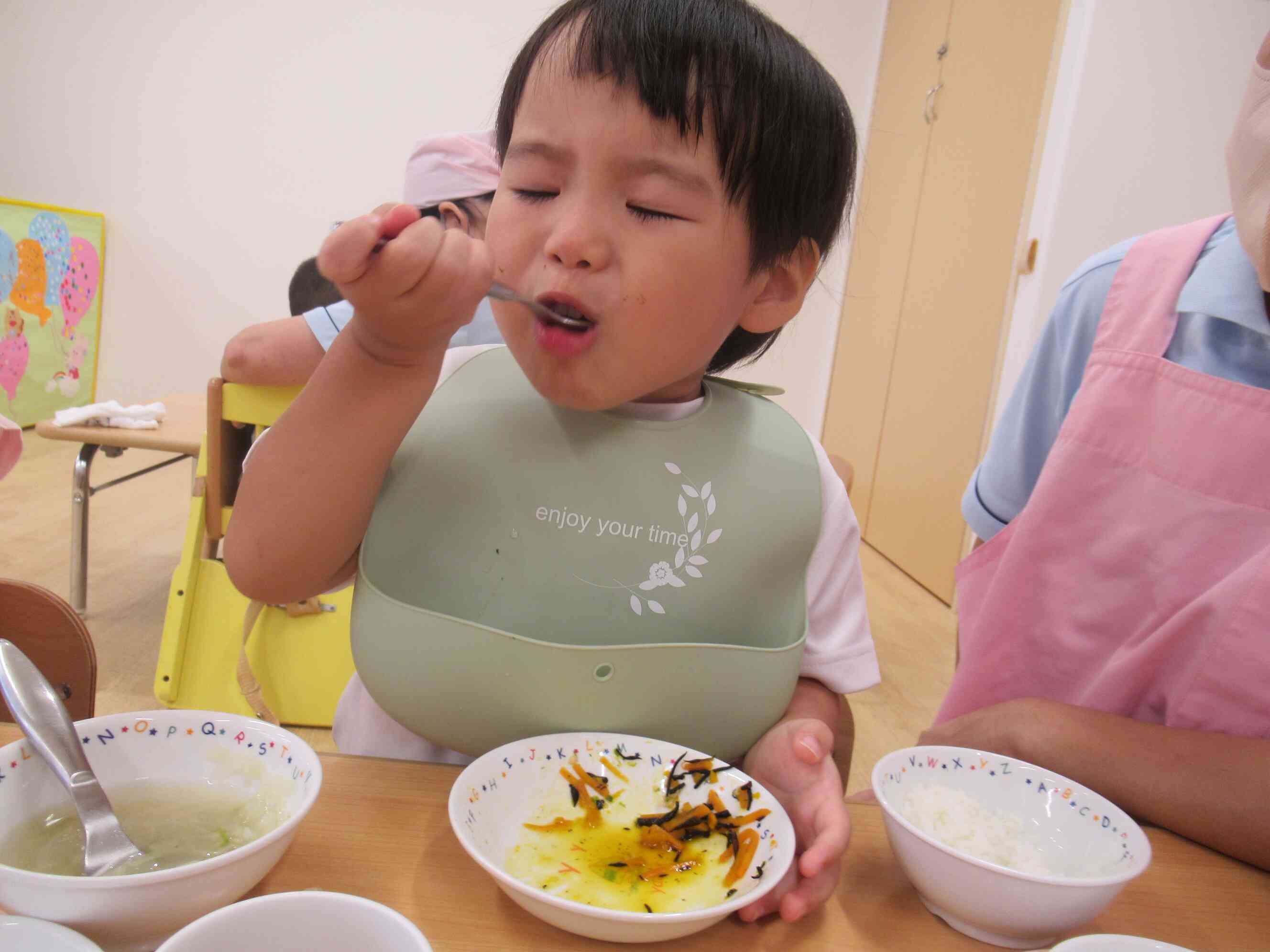 お箸を使う練習に向けて、スプーン・フォークも下持ちの練習中です。「うーん、今日も給食おいしい～！」