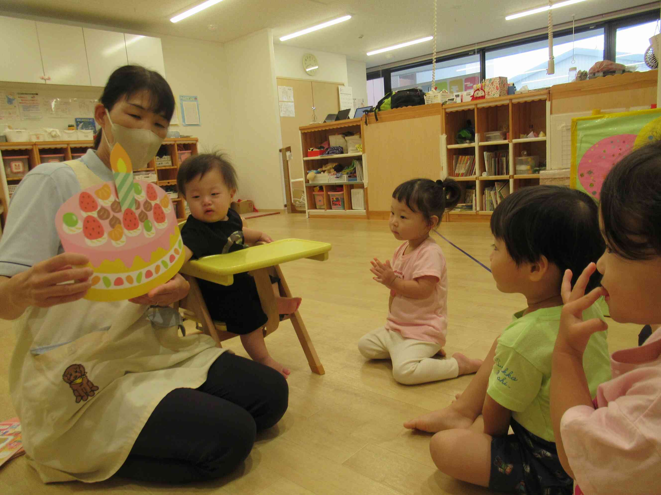 誕生会をしよう!みんなで一緒にお祝いだね。
