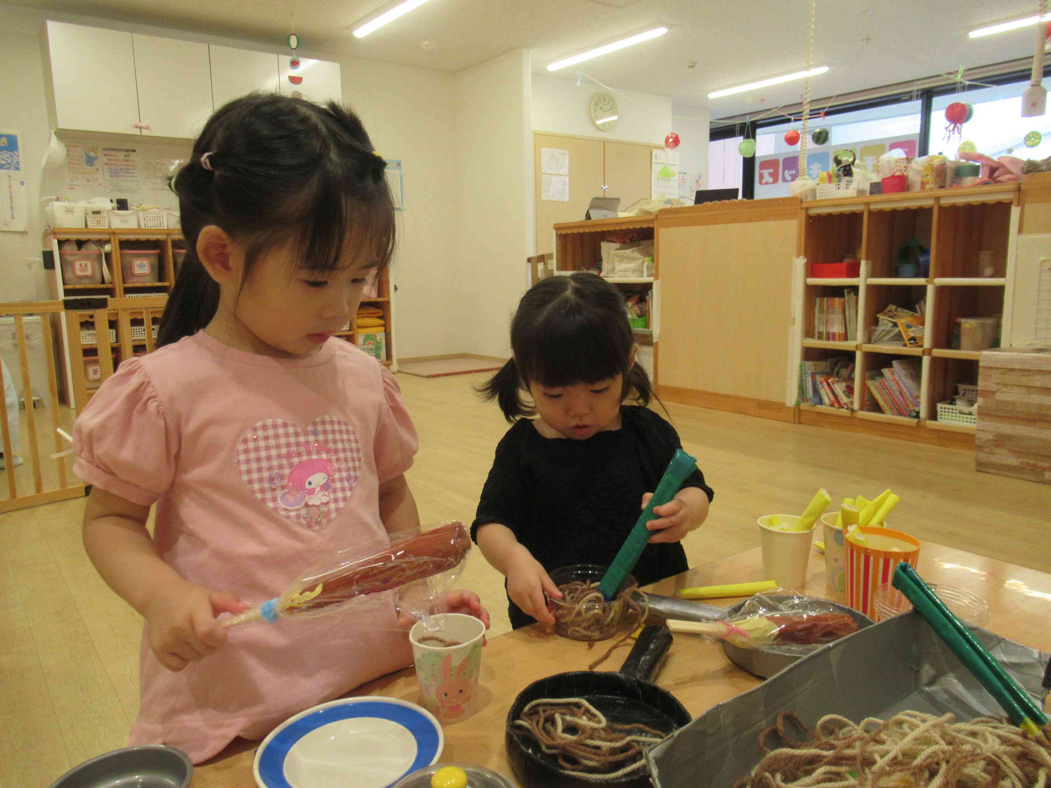 「夏まつりごっこ」のお店屋さん。焼きそばに、チョコバナナ、フライドポテトもありますよ！いらっしゃいませ～‼