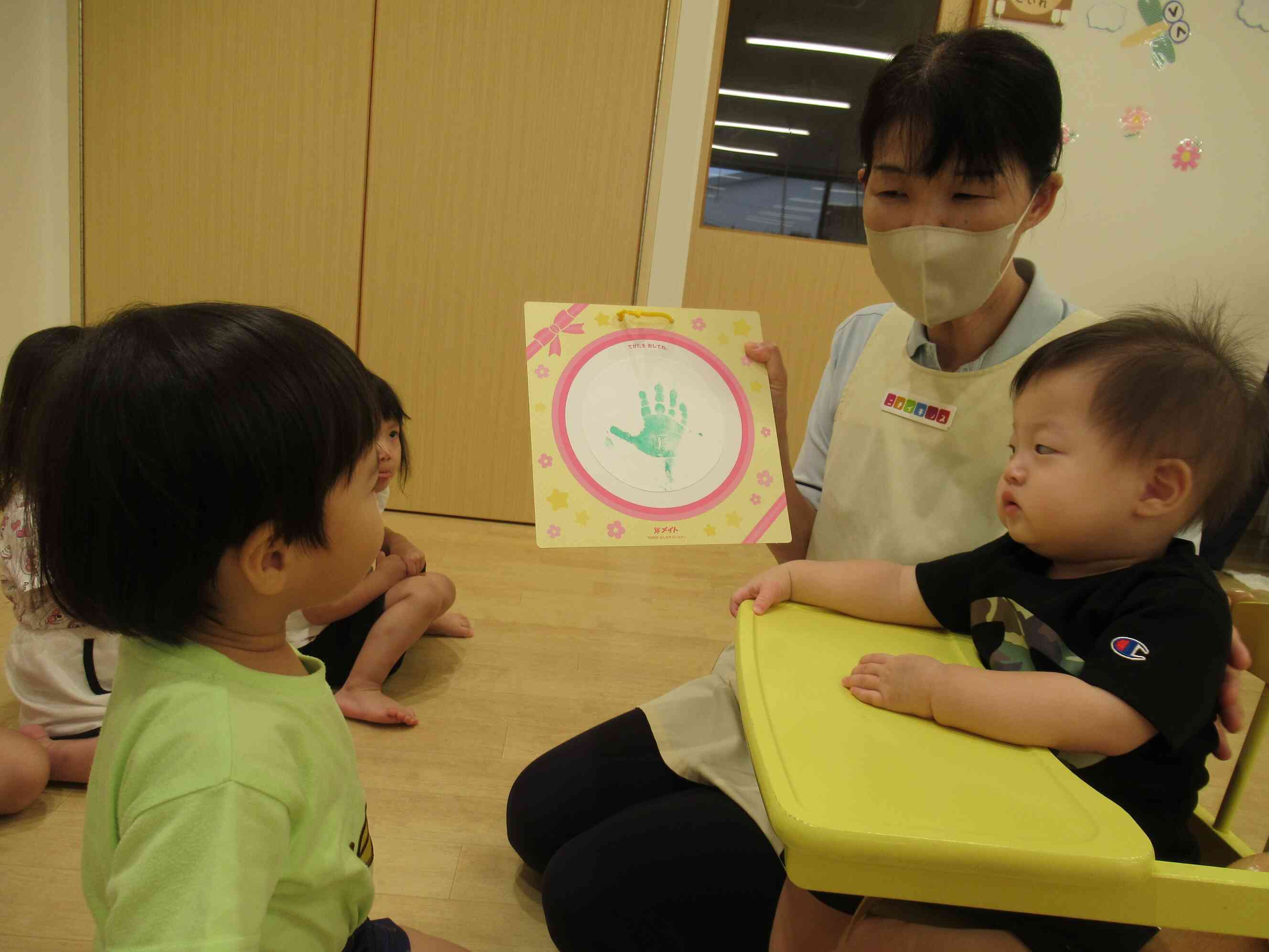 お誕生カードに手形をぺったん。可愛い手だね。