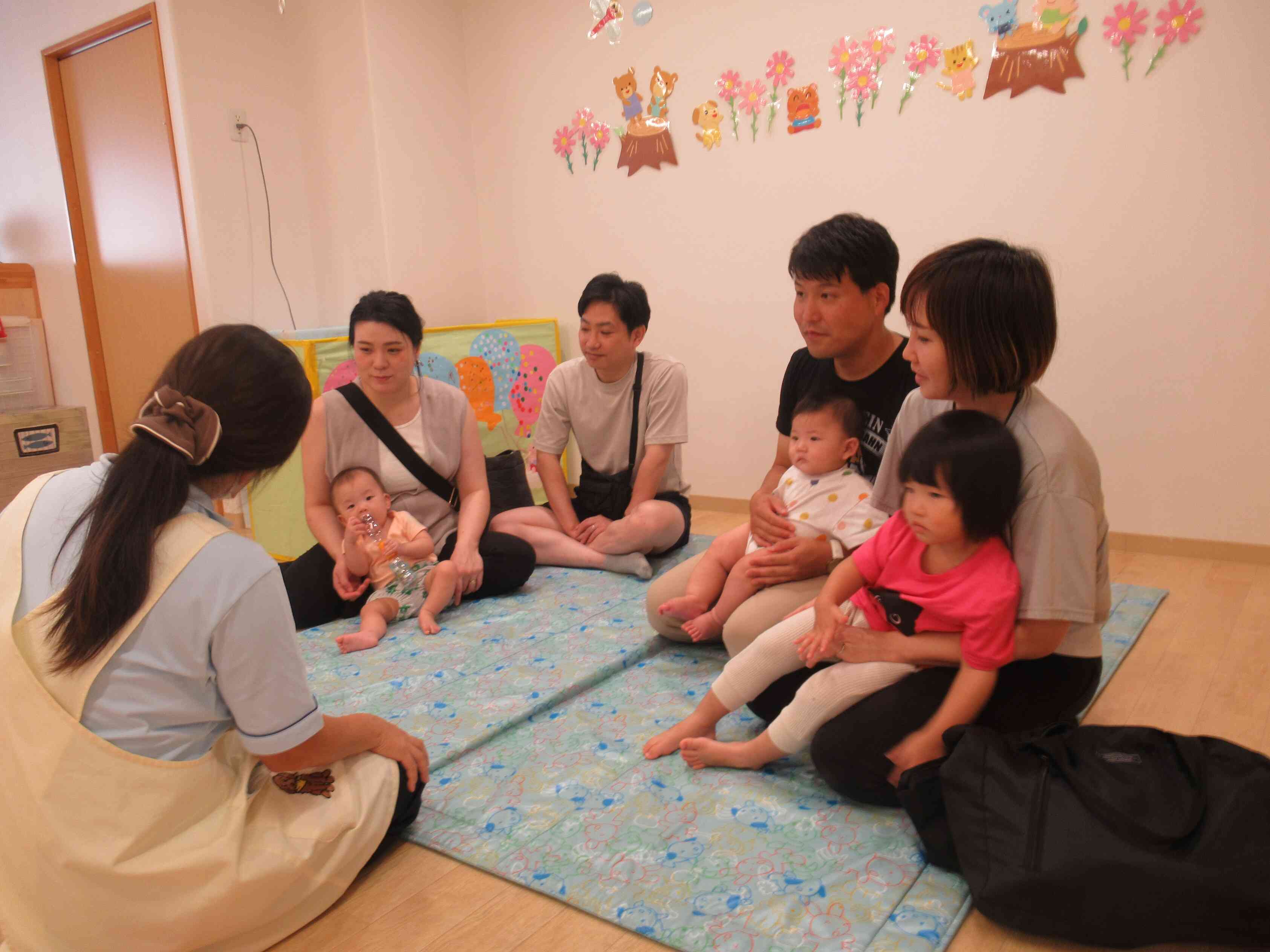 親子でゆったりお話の会、手形・足形アート製作を楽しみました
